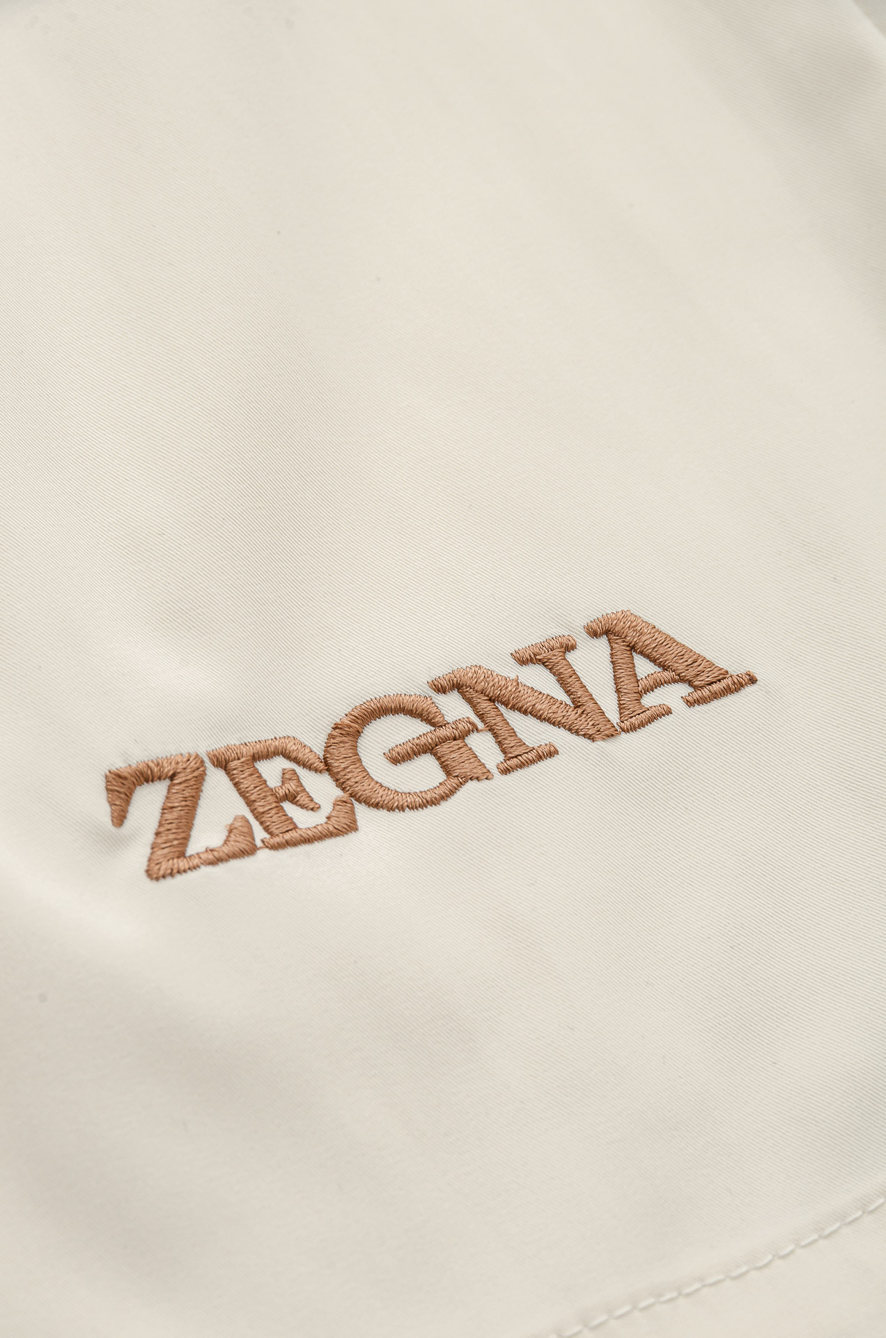 。

 Ze#  gna  .杰尼亚2025ss轻薄尼龙男士抽绳短裤#高端时尚休闲系列，该裤装取材于进口