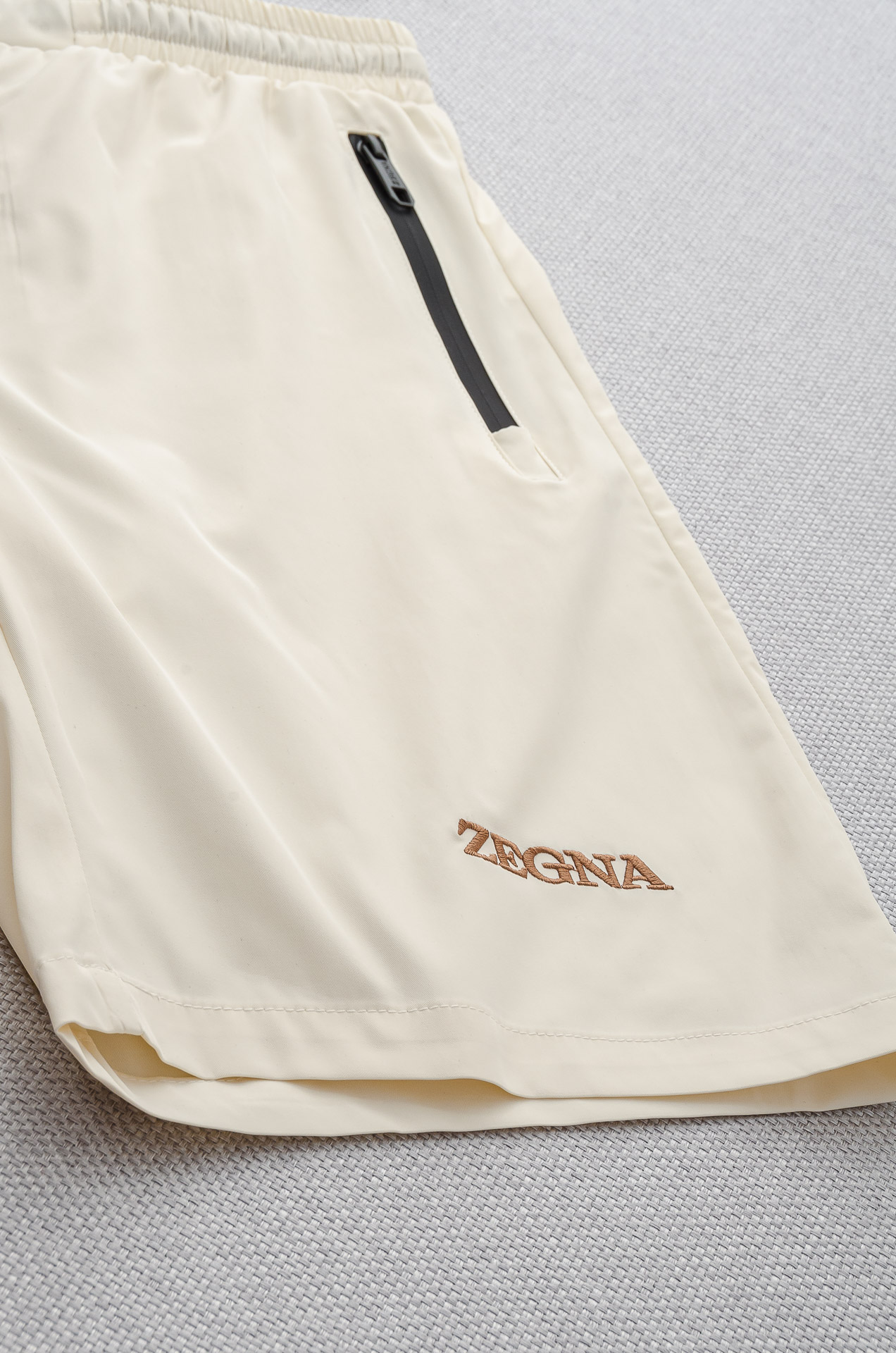 。

 Ze#  gna  .杰尼亚2025ss轻薄尼龙男士抽绳短裤#高端时尚休闲系列，该裤装取材于进口