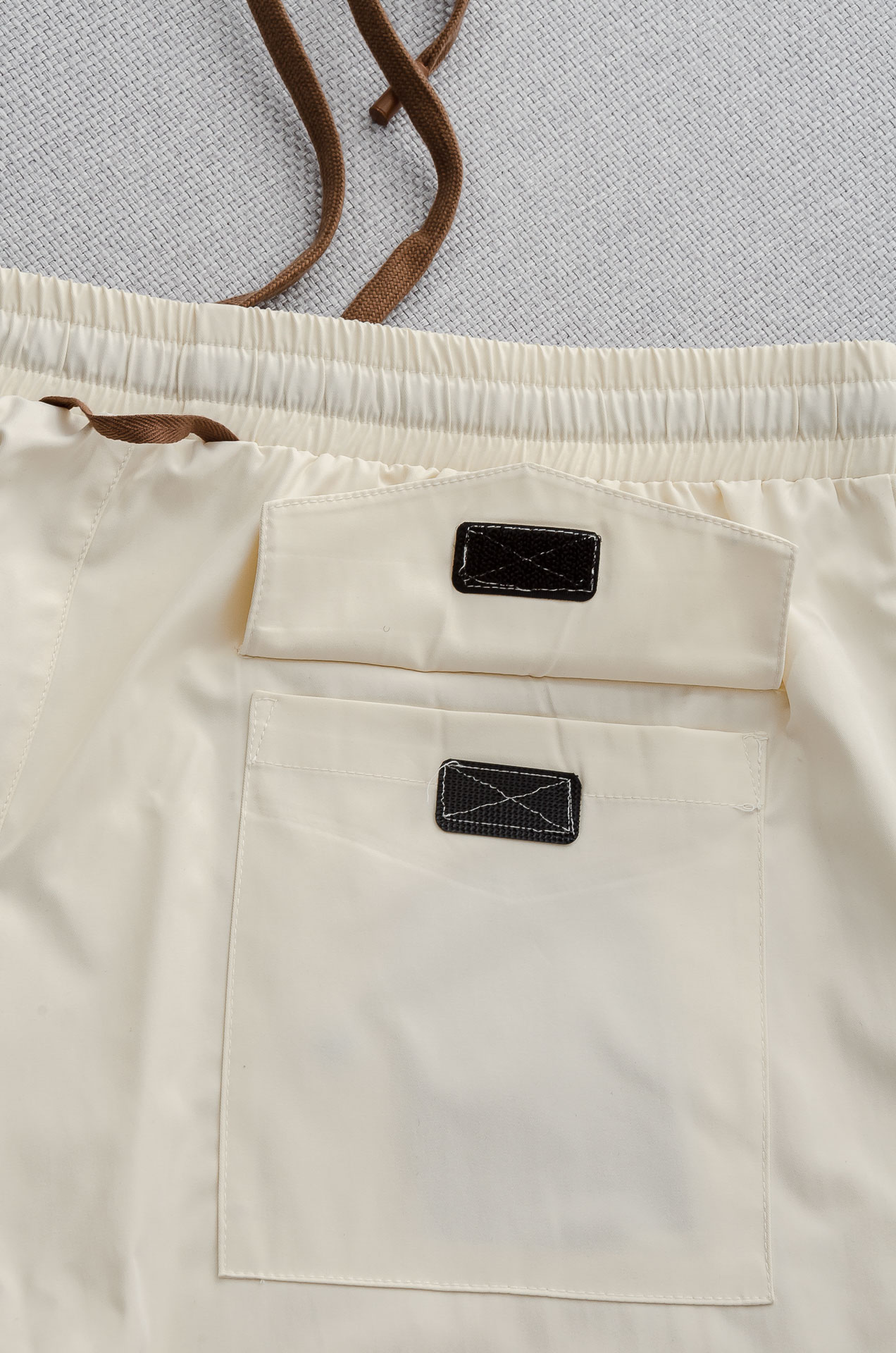 。

 Ze#  gna  .杰尼亚2025ss轻薄尼龙男士抽绳短裤#高端时尚休闲系列，该裤装取材于进口