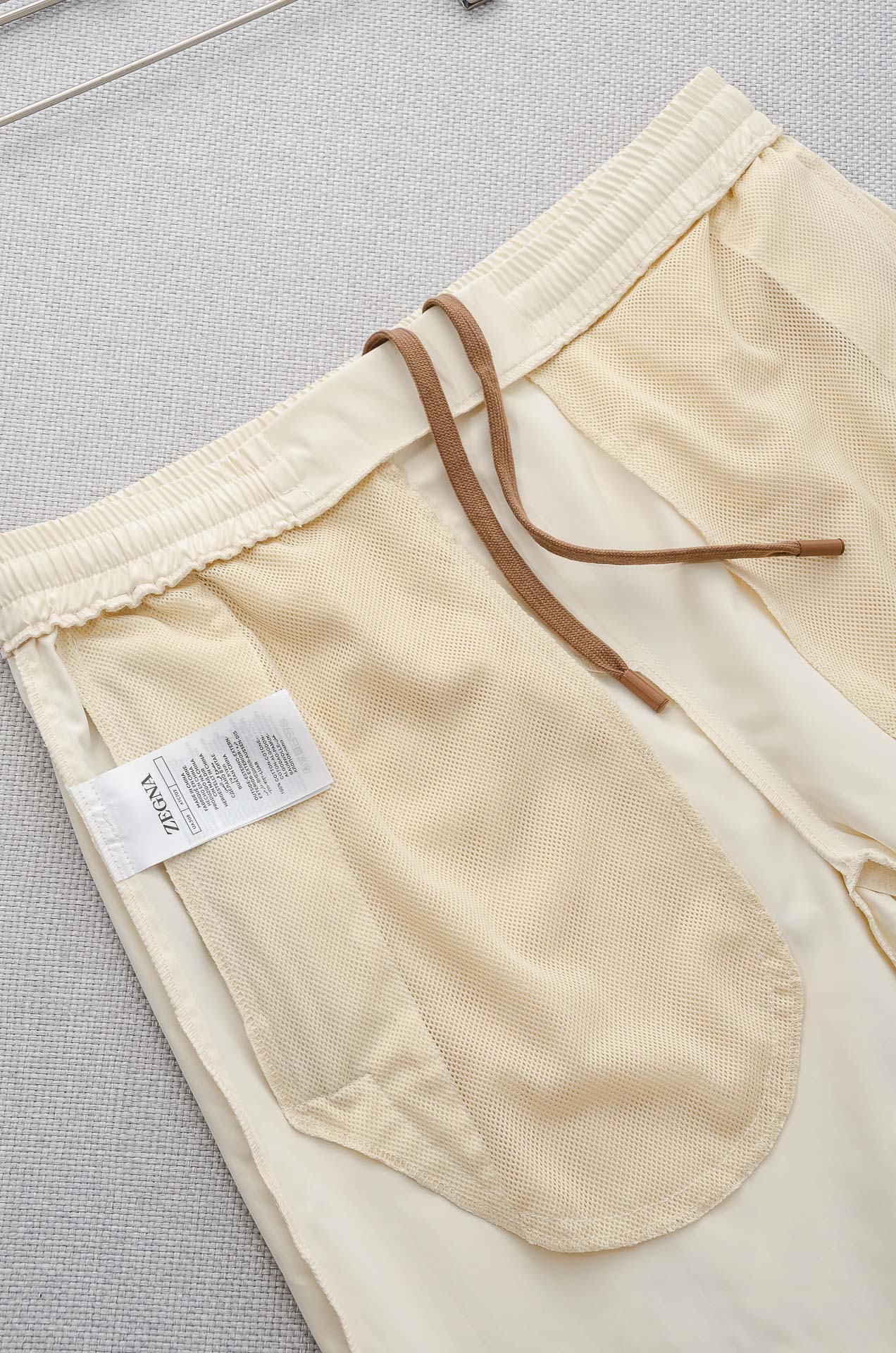 。

 Ze#  gna  .杰尼亚2025ss轻薄尼龙男士抽绳短裤#高端时尚休闲系列，该裤装取材于进口