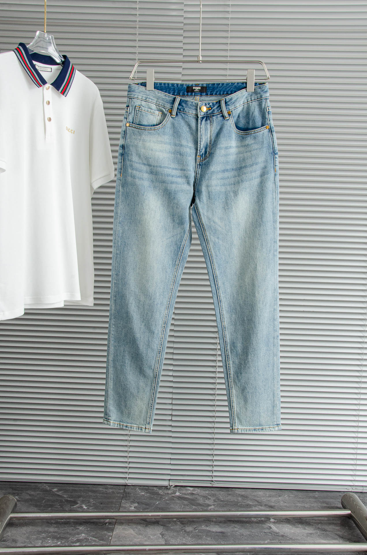 NO:500064,New# FE#*N.DI. -Fendi 2025ss men's fashionable straight jeans trousers!  Trading companies have sparse channels and are on sale on the leading official website!  The latest trouser items are dedicated, and all quality-controlled male fans must buy. Such a pair of jeans can be afforded rare in the world!  This jeans are made of imported washing denim cotton. The flexible and solid fabric is naturally crisp and tough, with a soft and elastic feel. It is made of high-quality denim cotton. The texture of the surface is clear and delicate, and it is comfortable and breathable. The thin style in summer is very suitable for wearing in spring, summer and summer. The fashionable performance brought by this item is irresistible!  The leather logo on the waist nameplate, retro gold buttons engraved with exquisite words logos, and YKK metal zipper closure on the placket, all the auxiliary materials are exquisitely configured!  The straight slim jeans outfit style is enough to improve your outfit style when paired in daily life. The upper body effect will definitely not disappoint you!  The slim fit style complements the clean and simple appearance. The upper body is not tight, loose and comfortable, and the high-end model of the business and casual series, with the logo embellishment of the rear pocket pocket, echoing the leather nameplate logo on the waist of the trouser, highlighting the brand attributes. Size 30-38 (no 35 37), jeans, alexander wang19860909New#  FE#*N.DI. -芬-迪 2025ss男士时尚直筒牛仔长裤！贸易公司渠道稀出,领先官网发售！最新裤装单品奉献,所有品质控男粉必须入手的极品,这样一条段位的牛仔裤,担得起世所罕见！ 此款牛仔裤甄选客供进口水洗牛仔棉布制成,柔韧又坚实的面料天然的挺括和硬朗既视感,手感柔软富有弹力,采用优质牛仔棉精制,表面斜纹棉肌理感清晰细腻,着身舒适透气,夏季的薄款,很适合春夏夏天穿着.这种单品所带来的时髦性能让人无法抵抗！后腰铭牌皮标,刻有精致字样Logo的复古金色纽扣,以及门襟YKK金属拉链闭合,所有辅料配置精妙绝伦！直筒修身的牛仔裤装版型剪裁,日常搭配起来足以提升你的穿搭格调,上身效果绝对不会让你失望！合体修身的版型与干净简洁的外观相得益彰. 上身不紧绷,宽松舒适,商务休闲系列的高级款,后口袋兜logo标识点缀,与裤腰皮革铭牌标识相呼应,突显出品牌属性. 尺码30-38（无35 37）,,jeans,alexander wang,Men's clothing