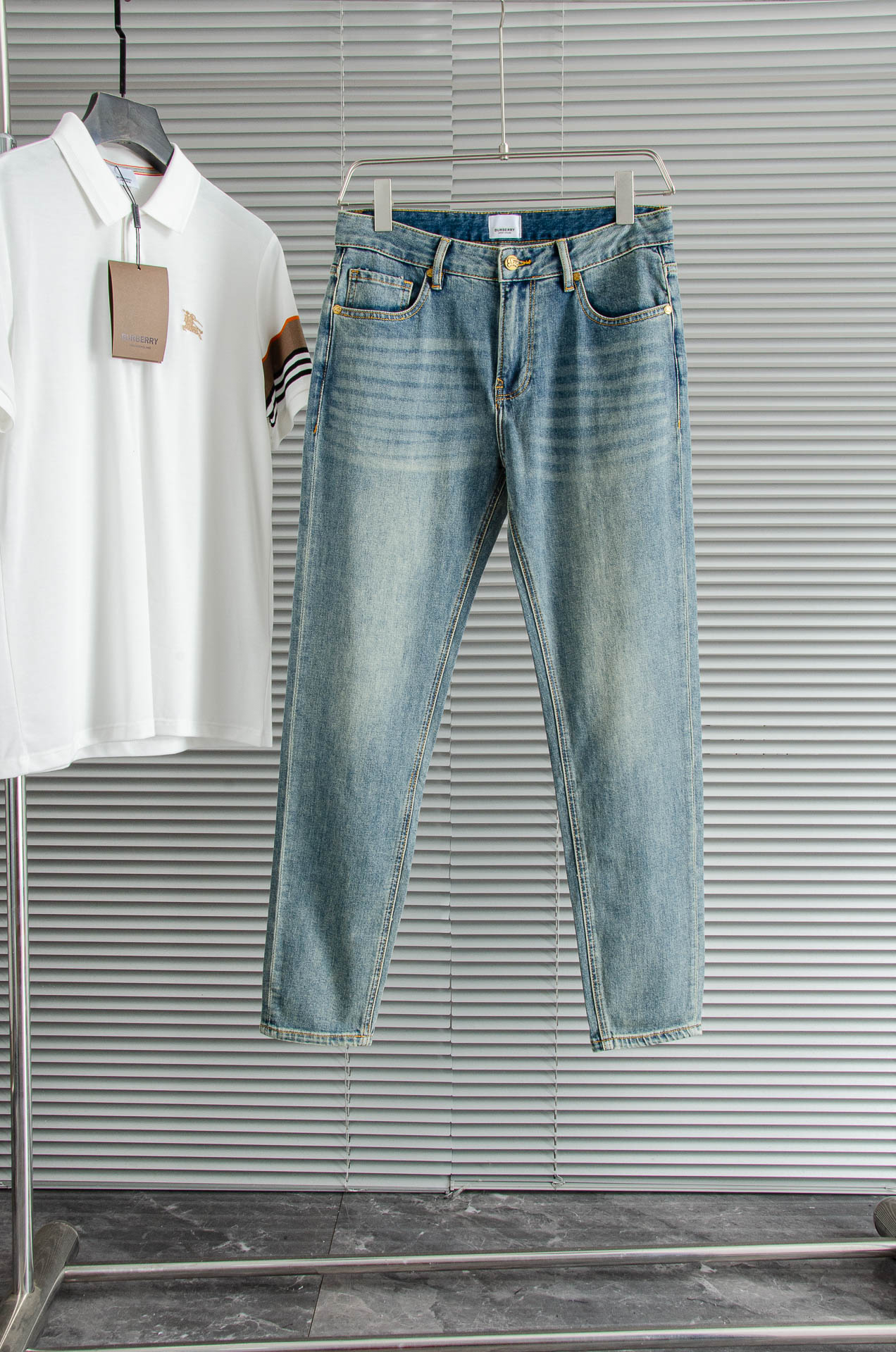 NO:500073,New# BUR#BE.RRY Ba-Bao-#Li 2025ss men's fashionable straight jeans trousers!  Trading companies have sparse channels and are on sale on the leading official website!  The latest trouser items are dedicated, and all quality-controlled male fans must buy. Such a pair of jeans can be afforded rare in the world!  This jeans are made of imported washing denim cotton. The flexible and solid fabric is naturally crisp and tough, with a soft and elastic feel. It is made of high-quality denim cotton. The texture of the surface is clear and delicate, and it is comfortable and breathable. The thin style in summer is very suitable for wearing in spring, summer and summer. The fashionable performance brought by this item is irresistible!  The leather logo on the waist nameplate, retro gold buttons engraved with exquisite words logos, and YKK metal zipper closure on the placket, all the auxiliary materials are exquisitely configured!  The straight slim jeans outfit style is enough to improve your outfit style when paired in daily life. The upper body effect will definitely not disappoint you!  The slim fit style complements the clean and simple appearance. The upper body is not tight, loose and comfortable, and the high-end model of the business and casual series, the rear pocket logo embellishes, echoing the leather nameplate logo on the waist of the trouser, highlighting the brand attributes. Size 30-38 (no 35 37), burberry, jeans, alexander wang19860909New#  BUR#BE.RRY 巴-宝-#莉 2025ss男士时尚直筒牛仔长裤！贸易公司渠道稀出,领先官网发售！最新裤装单品奉献,所有品质控男粉必须入手的极品,这样一条段位的牛仔裤,担得起世所罕见！ 此款牛仔裤甄选客供进口水洗牛仔棉布制成,柔韧又坚实的面料天然的挺括和硬朗既视感,手感柔软富有弹力,采用优质牛仔棉精制,表面斜纹棉肌理感清晰细腻,着身舒适透气,夏季的薄款,很适合春夏夏天穿着.这种单品所带来的时髦性能让人无法抵抗！后腰铭牌皮标,刻有精致字样Logo的复古金色纽扣,以及门襟YKK金属拉链闭合,所有辅料配置精妙绝伦！直筒修身的牛仔裤装版型剪裁,日常搭配起来足以提升你的穿搭格调,上身效果绝对不会让你失望！合体修身的版型与干净简洁的外观相得益彰. 上身不紧绷,宽松舒适,商务休闲系列的高级款,后口袋兜logo标识点缀,与裤腰皮革铭牌标识相呼应,突显出品牌属性. 尺码30-38（无35 37）,,burberry,jeans,alexander wang,Men's clothing