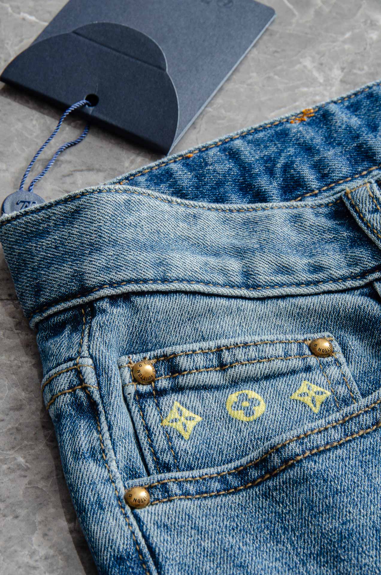 “Men’s Fashion: New LV 2025s Jeans with High Quality and Stylish Design” - 图片 5