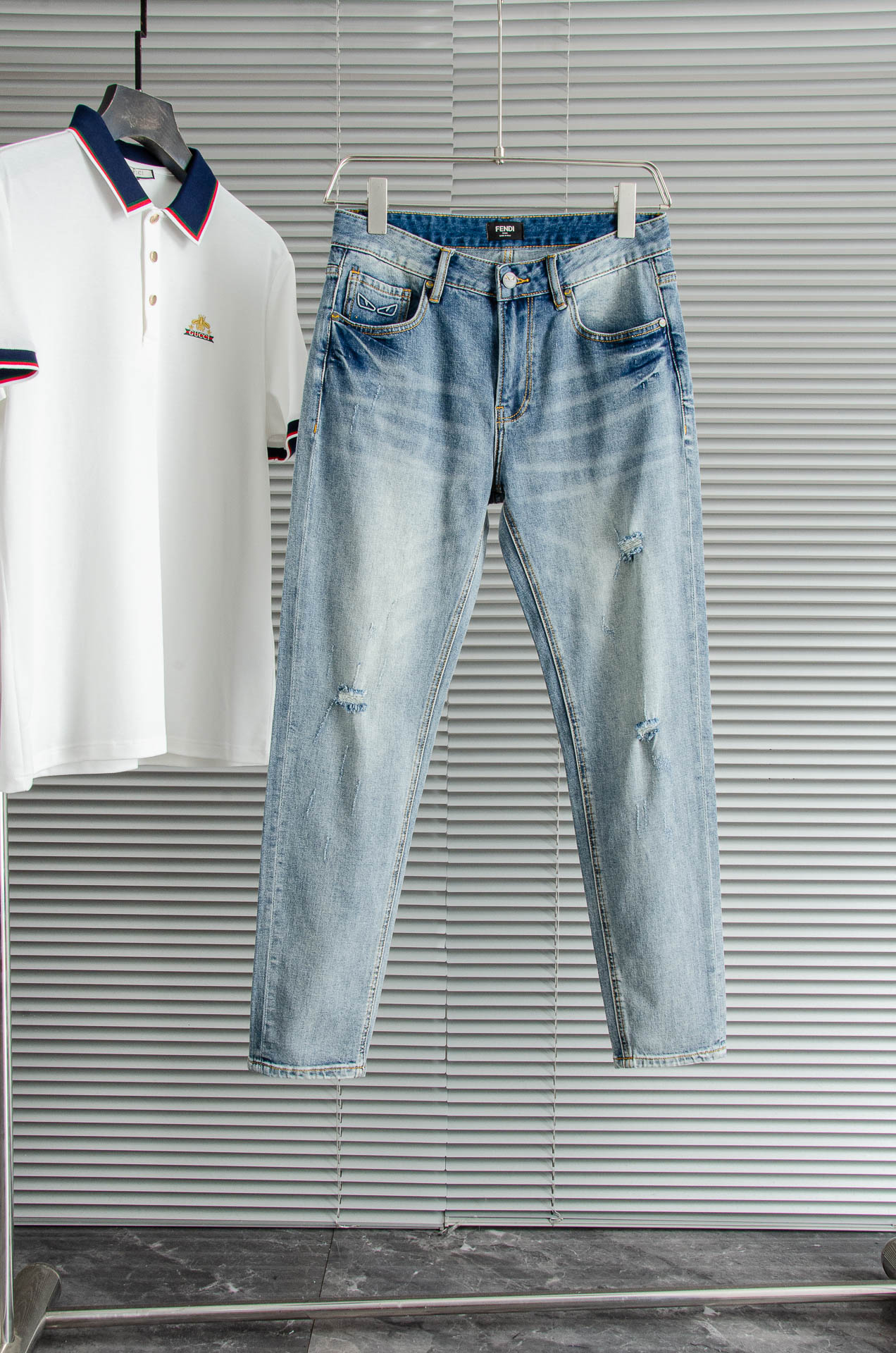 NO:500032,New# FE#*N.DI. -Fendi 2025ss men's fashionable straight jeans trousers!  Trading companies have sparse channels and are on sale on the leading official website!  The latest trouser items are dedicated, and all quality-controlled male fans must buy. Such a pair of jeans can be afforded rare in the world!  This jeans are made of imported washing denim cotton. The flexible and solid fabric is naturally crisp and tough, with a soft and elastic feel. It is made of high-quality denim cotton. The texture of the surface is clear and delicate, and it is comfortable and breathable. The thin style in summer is very suitable for wearing in spring, summer and summer. The fashionable performance brought by this item is irresistible!  The leather logo on the waist nameplate, retro gold buttons engraved with exquisite words logos, and YKK metal zipper closure on the placket, all the auxiliary materials are exquisitely configured!  The straight slim jeans outfit style is enough to improve your outfit style when paired in daily life. The upper body effect will definitely not disappoint you!  The slim fit style complements the clean and simple appearance. The upper body is not tight, loose and comfortable, and the high-end model of the business and casual series, with the logo embellishment of the rear pocket pocket, echoing the leather nameplate logo on the waist of the trouser, highlighting the brand attributes. Size 30-38 (no 35 37), jeans, alexander wang19860909New#  FE#*N.DI. -芬-迪 2025ss男士时尚直筒牛仔长裤！贸易公司渠道稀出,领先官网发售！最新裤装单品奉献,所有品质控男粉必须入手的极品,这样一条段位的牛仔裤,担得起世所罕见！ 此款牛仔裤甄选客供进口水洗牛仔棉布制成,柔韧又坚实的面料天然的挺括和硬朗既视感,手感柔软富有弹力,采用优质牛仔棉精制,表面斜纹棉肌理感清晰细腻,着身舒适透气,夏季的薄款,很适合春夏夏天穿着.这种单品所带来的时髦性能让人无法抵抗！后腰铭牌皮标,刻有精致字样Logo的复古金色纽扣,以及门襟YKK金属拉链闭合,所有辅料配置精妙绝伦！直筒修身的牛仔裤装版型剪裁,日常搭配起来足以提升你的穿搭格调,上身效果绝对不会让你失望！合体修身的版型与干净简洁的外观相得益彰. 上身不紧绷,宽松舒适,商务休闲系列的高级款,后口袋兜logo标识点缀,与裤腰皮革铭牌标识相呼应,突显出品牌属性. 尺码30-38（无35 37）,,jeans,alexander wang,Men's clothing