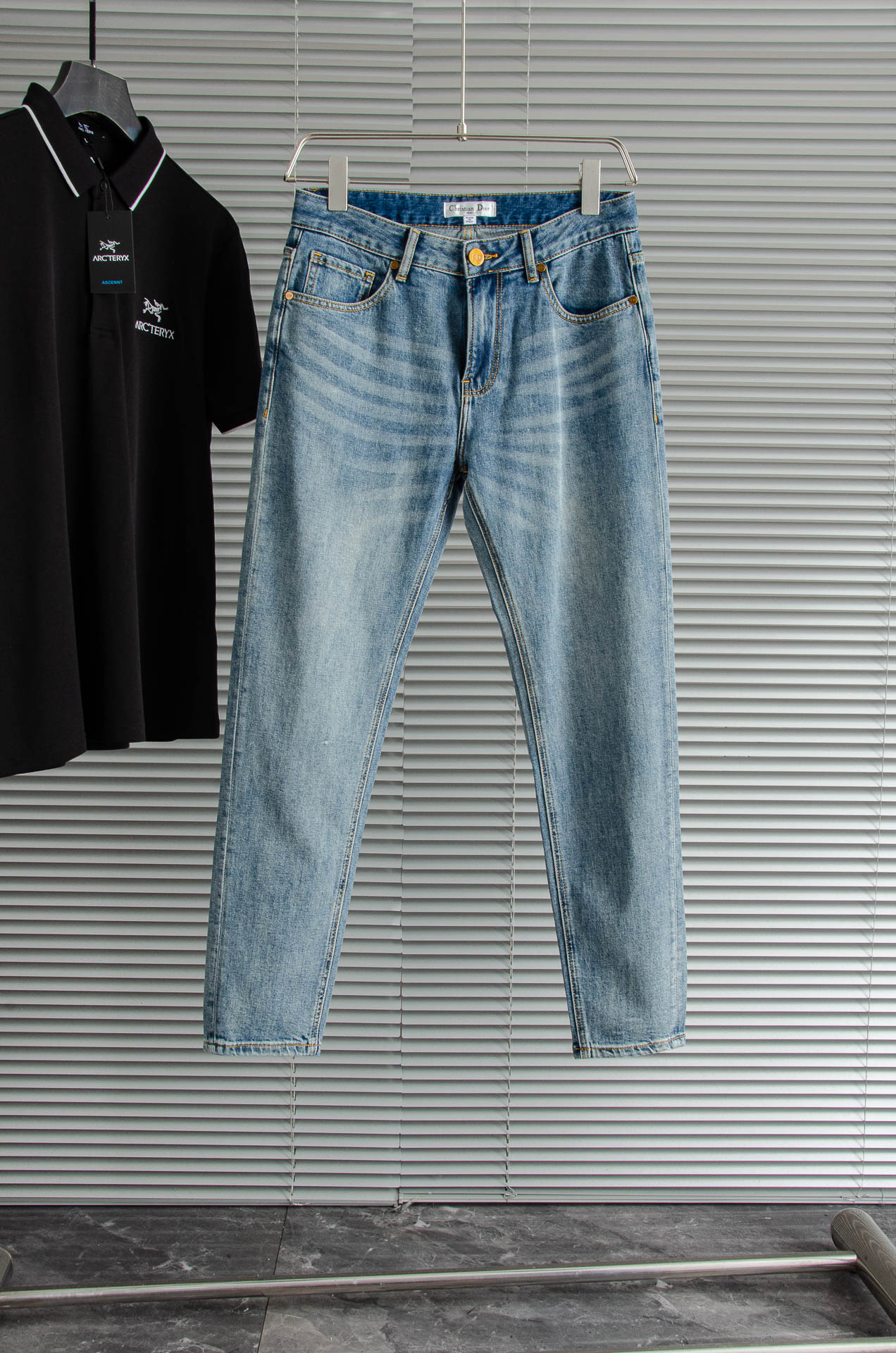 NO:500057,New# Di#* or. 2025ss men's fashionable straight jeans trousers!  Trading companies have sparse channels and are on sale on the leading official website!  The latest trouser items are dedicated, and all quality-controlled male fans must buy. Such a pair of jeans can be afforded rare in the world!  This jeans are made of imported washing denim cotton. The flexible and solid fabric is naturally crisp and tough, with a soft and elastic feel. It is made of high-quality denim cotton. The texture of the surface is clear and delicate, and it is comfortable and breathable. The thin style in summer is very suitable for wearing in spring, summer and summer. The fashionable performance brought by this item is irresistible!  The leather logo on the waist nameplate, retro gold buttons engraved with exquisite words logos, and YKK metal zipper closure on the placket, all the auxiliary materials are exquisitely configured!  The straight slim jeans outfit style is enough to improve your outfit style when paired in daily life. The upper body effect will definitely not disappoint you!  The slim fit style complements the clean and simple appearance. The upper body is not tight, loose and comfortable, and the high-end model of the business and casual series, with the logo embellishment of the rear pocket pocket, echoing the leather nameplate logo on the waist of the trouser, highlighting the brand attributes. Size 30-38 (no 35 37), jeans, alexander wang19860909New#  Di#* or. 2025ss男士时尚直筒牛仔长裤！贸易公司渠道稀出,领先官网发售！最新裤装单品奉献,所有品质控男粉必须入手的极品,这样一条段位的牛仔裤,担得起世所罕见！ 此款牛仔裤甄选客供进口水洗牛仔棉布制成,柔韧又坚实的面料天然的挺括和硬朗既视感,手感柔软富有弹力,采用优质牛仔棉精制,表面斜纹棉肌理感清晰细腻,着身舒适透气,夏季的薄款,很适合春夏夏天穿着.这种单品所带来的时髦性能让人无法抵抗！后腰铭牌皮标,刻有精致字样Logo的复古金色纽扣,以及门襟YKK金属拉链闭合,所有辅料配置精妙绝伦！直筒修身的牛仔裤装版型剪裁,日常搭配起来足以提升你的穿搭格调,上身效果绝对不会让你失望！合体修身的版型与干净简洁的外观相得益彰. 上身不紧绷,宽松舒适,商务休闲系列的高级款,后口袋兜logo标识点缀,与裤腰皮革铭牌标识相呼应,突显出品牌属性. 尺码30-38（无35 37）,,jeans,alexander wang,Men's clothing