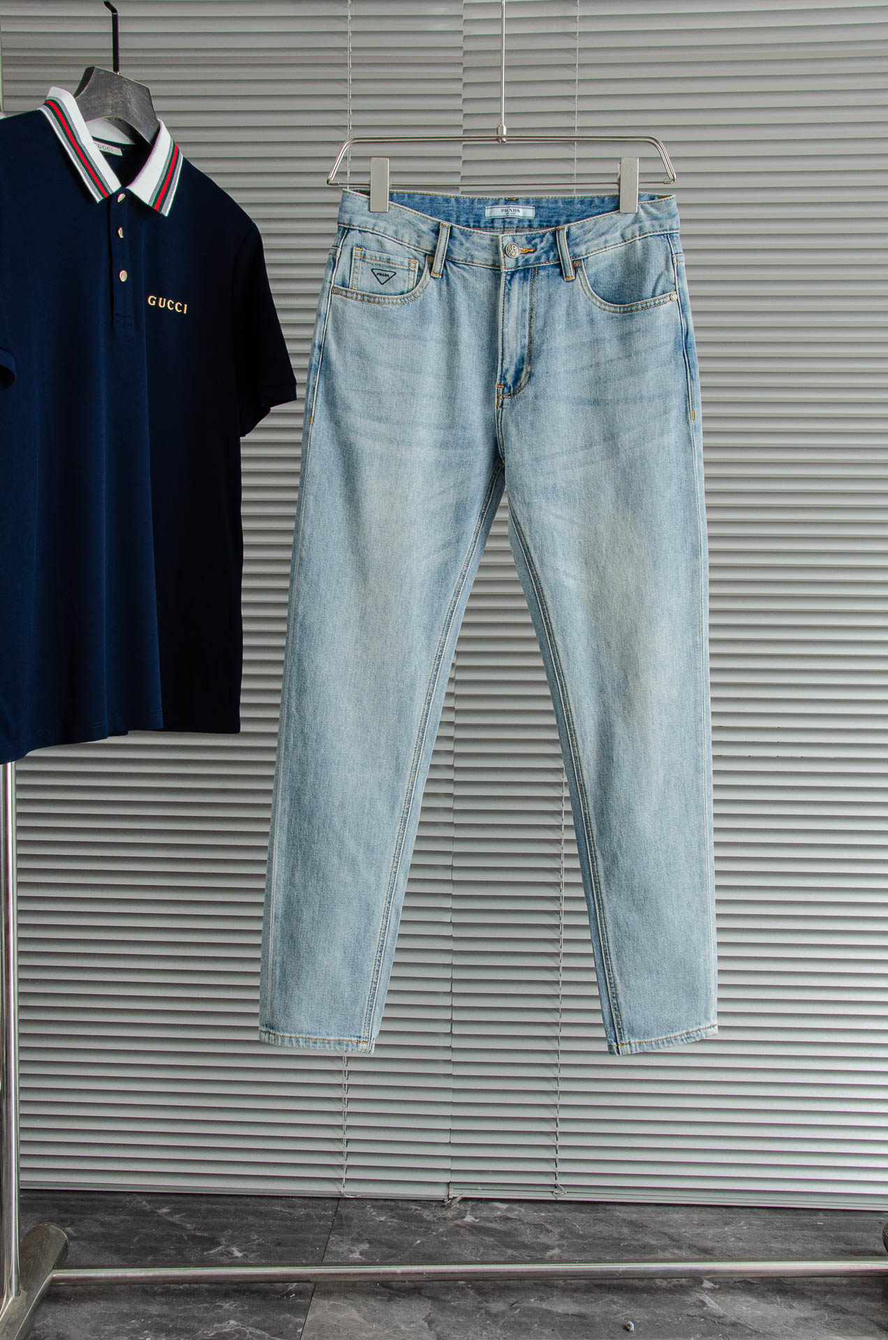 NO:500052,New# PR#* ADA Pula# -Da 2025ss men's fashionable straight jeans trousers!  Trading companies have sparse channels and are on sale on the leading official website!  The latest trouser items are dedicated, and all quality-controlled male fans must buy. Such a pair of jeans can be afforded rare in the world!  This jeans are made of imported washing denim cotton. The flexible and solid fabric is naturally crisp and tough, with a soft and elastic feel. It is made of high-quality denim cotton. The texture of the surface is clear and delicate, and it is comfortable and breathable. The thin style in summer is very suitable for wearing in spring, summer and summer. The fashionable performance brought by this item is irresistible!  The leather logo on the waist nameplate, retro gold buttons engraved with exquisite words logos, and YKK metal zipper closure on the placket, all the auxiliary materials are exquisitely configured!  The straight slim jeans outfit style is enough to improve your outfit style when paired in daily life. The upper body effect will definitely not disappoint you!  The slim fit style complements the clean and simple appearance. The upper body is not tight, loose and comfortable, and the high-end model of the business and casual series, the rear pocket logo embellishes, echoing the leather nameplate logo on the waist of the trouser, highlighting the brand attributes. Size 30-38 (no 35 37), prada, jeans, alexander wang19860909New#  PR#* ADA 普拉# -达 2025ss男士时尚直筒牛仔长裤！贸易公司渠道稀出,领先官网发售！最新裤装单品奉献,所有品质控男粉必须入手的极品,这样一条段位的牛仔裤,担得起世所罕见！ 此款牛仔裤甄选客供进口水洗牛仔棉布制成,柔韧又坚实的面料天然的挺括和硬朗既视感,手感柔软富有弹力,采用优质牛仔棉精制,表面斜纹棉肌理感清晰细腻,着身舒适透气,夏季的薄款,很适合春夏夏天穿着.这种单品所带来的时髦性能让人无法抵抗！后腰铭牌皮标,刻有精致字样Logo的复古金色纽扣,以及门襟YKK金属拉链闭合,所有辅料配置精妙绝伦！直筒修身的牛仔裤装版型剪裁,日常搭配起来足以提升你的穿搭格调,上身效果绝对不会让你失望！合体修身的版型与干净简洁的外观相得益彰. 上身不紧绷,宽松舒适,商务休闲系列的高级款,后口袋兜logo标识点缀,与裤腰皮革铭牌标识相呼应,突显出品牌属性. 尺码30-38（无35 37）,,prada,jeans,alexander wang,Men's clothing