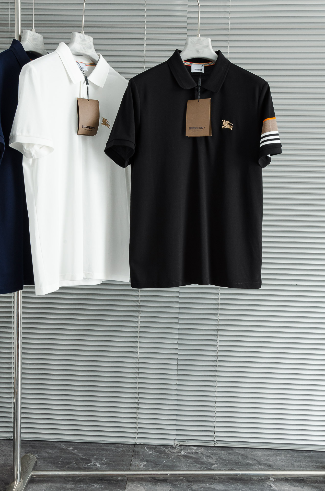 NO:451238,New# BBR- Burberry // Men's business and casual solid color lapel short-sleeved POLO shirt #Customers supply imported bead floor cotton fabrics, selected high-quality long-length cotton raw materials, the fabric attributes are all excellent, the mesh structure is delicate and natural, after washing, the texture becomes more affinity, the comfort and breathability are perfect, the touch experience is self-evident, and the ultimate luxury enjoyment!  Details are exquisite and perfect, and the craftsmanship is demonstrated everywhere. The fashionable three-button opening and closing placket is full of temperament, elegant and capable, with both styles and excellent versatility! Size 48-56 M-3XL, burberry, T-shirt, alexander wang19860909New#  BBR- 巴宝莉 //男士商务休闲纯色翻领短袖POLO衫#客供进口珠地棉面料,甄选上等长绒棉花原料,面料属性皆为上乘,网眼结构细腻自然,经过水洗后,肌理变得更具亲和力,舒适性与透气性完美兼备,触感体验不言而喻,奢华极致享受！细节精致出挑,品相完美如斯,处处彰显出匠心工艺,时尚三扣开合门襟,上身满满的气质感,优雅且干练,型格兼具,百搭实穿性极好的一款POLO衫! 尺码48-56 M-3XL,,burberry,T-shirt,alexander wang,Men's clothing