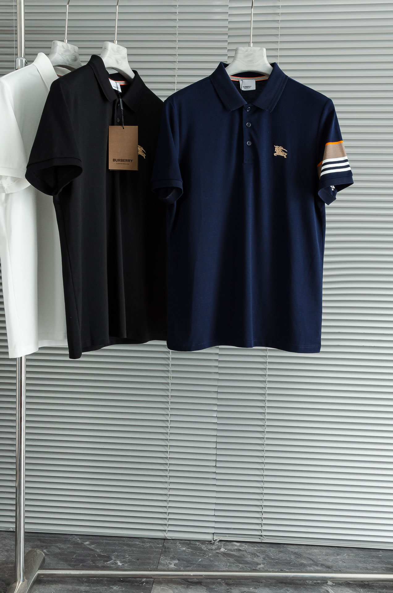 NO:451242,New# BBR- Burberry // Men's business and casual solid color lapel short-sleeved POLO shirt #Customers supply imported bead floor cotton fabrics, selected high-quality long-length cotton raw materials, the fabric attributes are all excellent, the mesh structure is delicate and natural, after washing, the texture becomes more affinity, the comfort and breathability are perfect, the touch experience is self-evident, and the ultimate luxury enjoyment!  The details are exquisite and perfect, and the craftsmanship is everywhere. The fashionable three-button open-closed placket is full of temperament, elegant and capable, with both styles, and a versatile and practical wearable style! Size 48-56 M-3XLNew# BBR- Burberry // Men's business and casual solid color lapel short-sleeved POLO shirt #Customer supply imported bead floor cotton fabric, selected high-quality long velvet cotton raw materials, all of which are excellent, the mesh structure is delicate and natural, and after washing, the texture becomes more affinity, the comfort and breathability are perfect, the touch experience is self-evident, and the ultimate luxury enjoyment!  Details are exquisite and perfect, and the craftsmanship is demonstrated everywhere. The fashionable three-button opening and closing placket is full of temperament, elegant and capable, with both styles and excellent versatility! Size 48-56 M-3XL, burberry, T-shirt, alexander wang19860909New#  BBR- 巴宝莉 //男士商务休闲纯色翻领短袖POLO衫#客供进口珠地棉面料,甄选上等长绒棉花原料,面料属性皆为上乘,网眼结构细腻自然,经过水洗后,肌理变得更具亲和力,舒适性与透气性完美兼备,触感体验不言而喻,奢华极致享受！细节精致出挑,品相完美如斯,处处彰显出匠心工艺,时尚三扣开合门襟,上身满满的气质感,优雅且干练,型格兼具,百搭实穿性极好的一款POLO衫! 尺码48-56 M-3XLNew#  BBR- 巴宝莉 //男士商务休闲纯色翻领短袖POLO衫#客供进口珠地棉面料,甄选上等长绒棉花原料,面料属性皆为上乘,网眼结构细腻自然,经过水洗后,肌理变得更具亲和力,舒适性与透气性完美兼备,触感体验不言而喻,奢华极致享受！细节精致出挑,品相完美如斯,处处彰显出匠心工艺,时尚三扣开合门襟,上身满满的气质感,优雅且干练,型格兼具,百搭实穿性极好的一款POLO衫! 尺码48-56 M-3XL,,burberry,T-shirt,alexander wang,Men's clothing