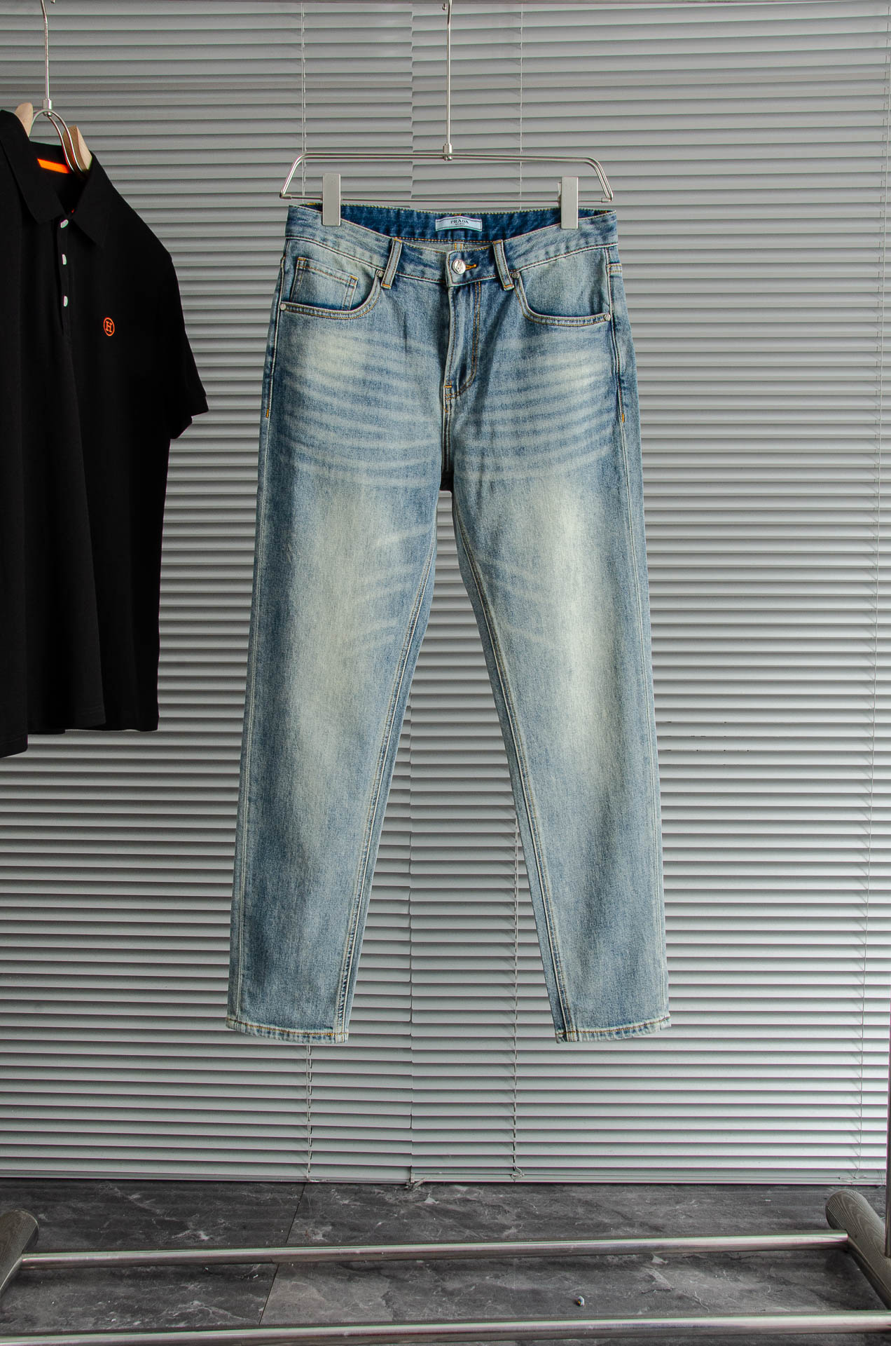 “High-Quality Men’s Water-Washed Cotton Jeans for Business and Leisure – 2025 Collection | Rare Trade Channels” - 图片 1