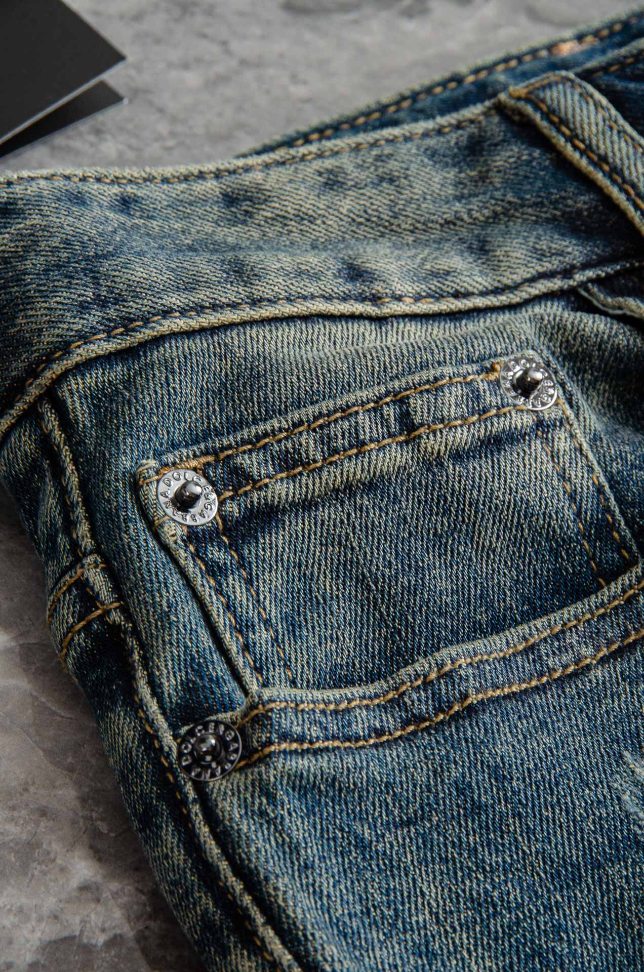 “D&G 2025s Men’s Water-Washed Cotton Jeans: High-Quality, Comfortable, and Stylish for Spring and Summer” - 图片 5