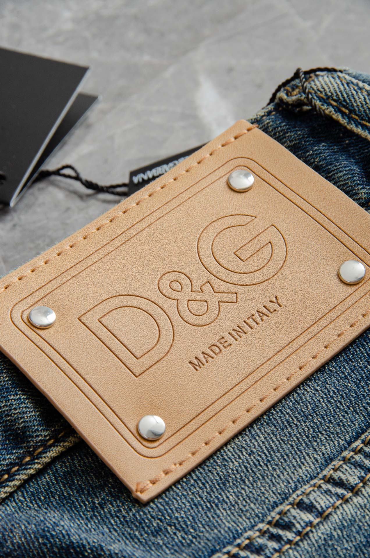 “D&G 2025s Men’s Water-Washed Cotton Jeans: High-Quality, Comfortable, and Stylish for Spring and Summer” - 图片 7