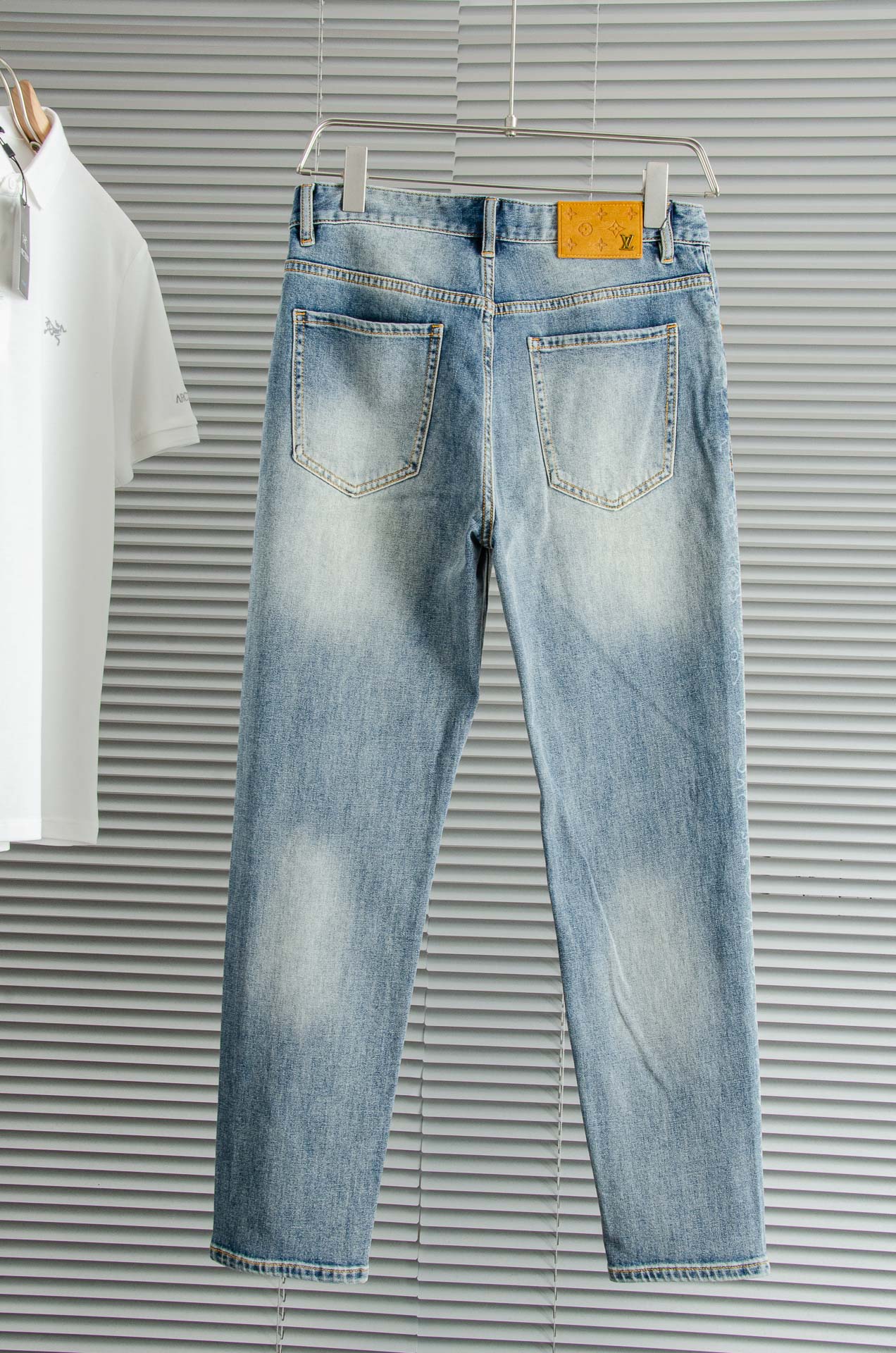 L/V2025s Men’s High-Quality California Cotton Jeans with Retro-Gold Buttons and YKK Metal Zipper - 图片 2