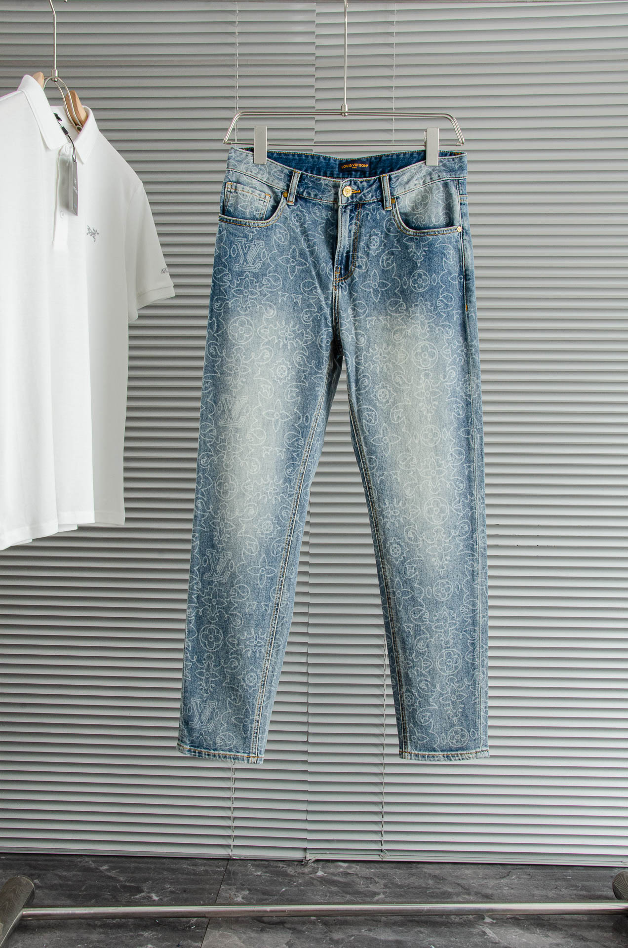 L/V2025s Men’s High-Quality California Cotton Jeans with Retro-Gold Buttons and YKK Metal Zipper