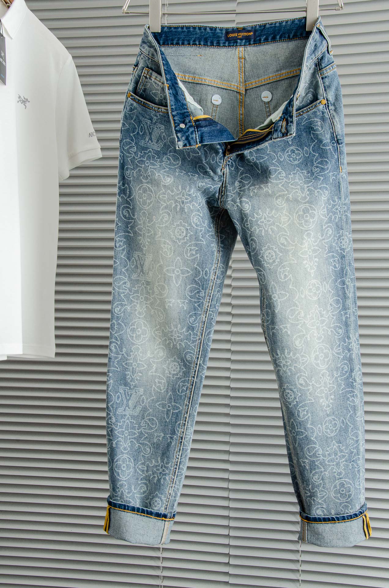 L/V2025s Men’s High-Quality California Cotton Jeans with Retro-Gold Buttons and YKK Metal Zipper - 图片 3
