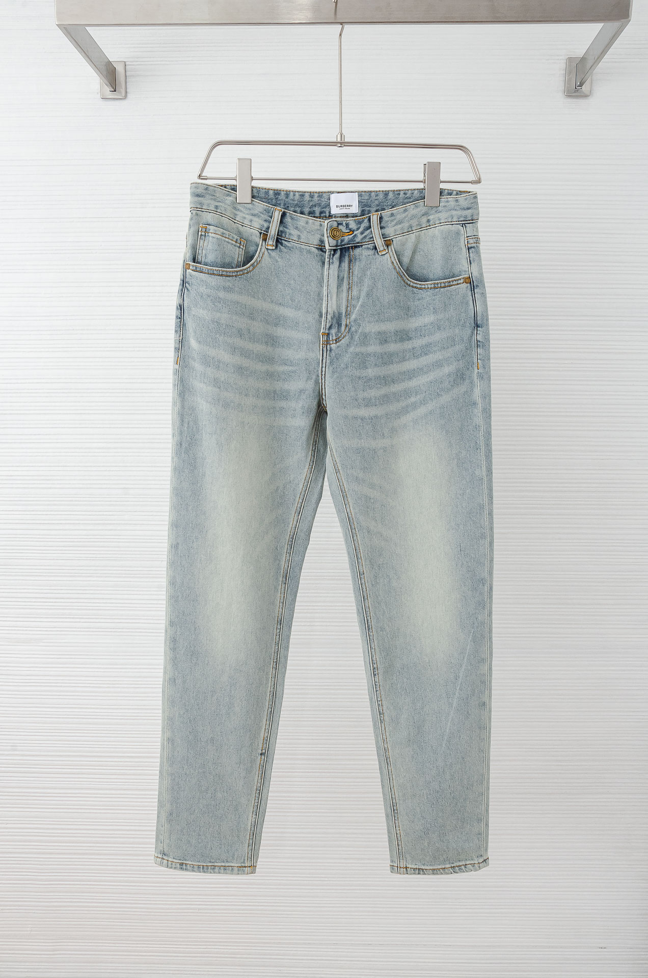 NO:500027,BBR- Burberry 2025ss men's fashionable straight jeans trousers!  Trading companies have sparse channels and are on sale on the leading official website!  The latest trouser items are dedicated, and all quality-controlled male fans must buy. Such a pair of jeans can be afforded rare in the world!  This jeans are made of imported washing denim cotton. The flexible and solid fabric is naturally crisp and tough, with a soft and elastic feel. It is made of high-quality denim cotton. The texture of the surface is clear and delicate, and it is comfortable and breathable. The thin style in summer is very suitable for wearing in spring, summer and summer. The fashionable performance brought by this item is irresistible!  The leather logo on the waist nameplate, retro gold buttons engraved with exquisite words logos, and YKK metal zipper closure on the placket, all the auxiliary materials are exquisitely configured!  The straight slim jeans outfit style is enough to improve your outfit style when paired in daily life. The upper body effect will definitely not disappoint you!  The slim fit style complements the clean and simple appearance. The upper body is not tight, loose and comfortable, and the high-end model of the business and casual series, the rear pocket logo embellishes, echoing the leather nameplate logo on the waist of the trouser, highlighting the brand attributes. Size 30-38 (no 35 37), burberry, jeans, alexander wang19860909BBR- 巴宝莉2025ss男士时尚直筒牛仔长裤！贸易公司渠道稀出,领先官网发售！最新裤装单品奉献,所有品质控男粉必须入手的极品,这样一条段位的牛仔裤,担得起世所罕见！ 此款牛仔裤甄选客供进口水洗牛仔棉布制成,柔韧又坚实的面料天然的挺括和硬朗既视感,手感柔软富有弹力,采用优质牛仔棉精制,表面斜纹棉肌理感清晰细腻,着身舒适透气,夏季的薄款,很适合春夏夏天穿着.这种单品所带来的时髦性能让人无法抵抗！后腰铭牌皮标,刻有精致字样Logo的复古金色纽扣,以及门襟YKK金属拉链闭合,所有辅料配置精妙绝伦！直筒修身的牛仔裤装版型剪裁,日常搭配起来足以提升你的穿搭格调,上身效果绝对不会让你失望！合体修身的版型与干净简洁的外观相得益彰. 上身不紧绷,宽松舒适,商务休闲系列的高级款,后口袋兜logo标识点缀,与裤腰皮革铭牌标识相呼应,突显出品牌属性. 尺码30-38（无35 37）,,burberry,jeans,alexander wang,Men's clothing