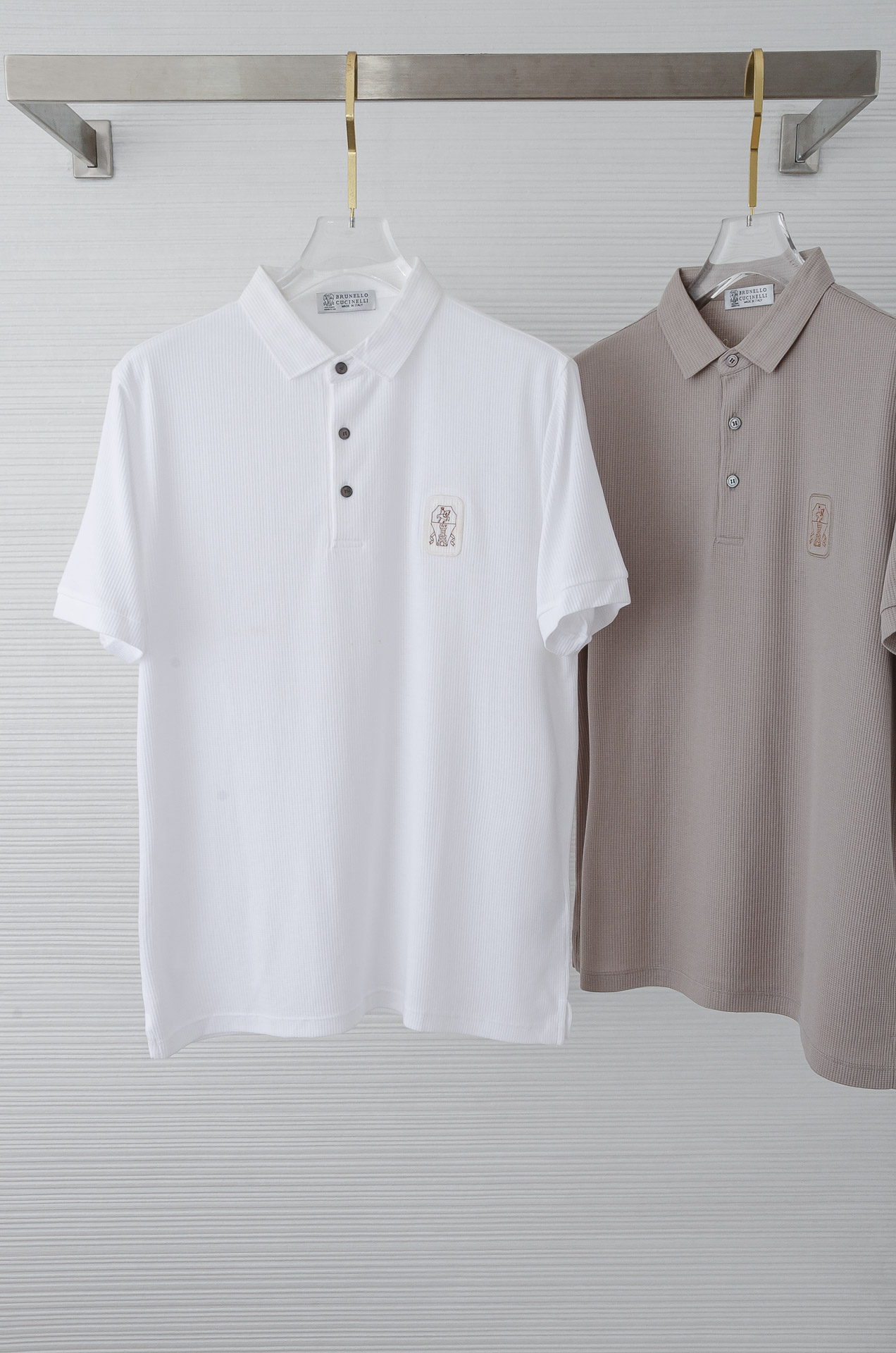 NO:414663,BC 2025SS imported Pima Pima Long Waist Cotton (Cotton Aristocratic) fixed-woven ribbed collar men's lapel short-sleeved Polo shirt # This fabric is an exclusive knitted fabric exclusively created by German mechanical textile equipment. The yarn is made of cotton Pima cotton. In terms of textile technology and fabric composition, it is remarkable and surpasses many POLO shirts. It is made of imported Pima cotton fabric. The overall feel is comfortable and smooth, light and textured. Although the fabric seems thin, it has a special sense of dignity!  The fabric is far superior in feel and pure cotton. It is soft and skin-friendly, sweat-absorbing and breathable, has strong stability and color-fixedness. It is also extremely superior in wear-resistant and wrinkle resistance after long-term wear. It has enough weight and delicate feel. It is definitely not the ordinary goods on the market. The overall cutting is not too complicated. On the basis of retaining the classic style, it is stylized to the extreme. The wide straight-tube style can fit everyone's shape well with the characteristics of the fabric, and then sew it with neat stitches, which not only creates a different temperament, but also reflects unique exquisite clothes making skills!  The style is simple and elegant, and the details are ultimate. The steady and classic lapels are fixed with multiple high-temperature ironing and processing, which makes the collar consistently crisp and not easy to deform. Exclusive trade channels provide, and whether it is priced or quality, it can perfectly outperform various so-called channels and versions. Such a top-notch ruthless product, a must-have high-end men's quality, and the quality can stand the test. There is no pressure to enter the counter at will!  !  Size M-XXXL (48-56), T-shirt,alexander wang19860909BC 2025SS进口Pima匹马长绒棉（棉中贵族）定织罗纹领男士翻领短袖Polo衫#这款面料是引进德国机械纺织设备专属打造独家提供的针织面料,纱线选用棉中贵族pima棉,论纺织技术还是面料成分都是可圈可点,力压众多POLO衫了,选用进口匹马棉面料,整体触感舒适爽滑、轻盈有质感,尽管面料看似轻薄却富有特别的尊贵感！手感远远优越与纯棉材质的面料,柔软亲肤,吸汗透气,具有强效的稳定性与固色性,久穿耐磨抗皱性能也异常的优越,克重足量,手感细腻,绝不是市面上那些普通货,整体上裁剪无过多复杂,在保留经典版型的基础上,却把风格化做到极致.宽阔直筒的版型经过面料的特性,能很好的贴合每个人的形体,再以工整的线迹缝制,不仅塑造出别样的气质感,也体现出了独有的精湛制衣技巧！版型简洁大气又在细节上做到了极致,稳重经典的翻领多次高温熨烫加工定型,才令领面一贯挺括不易变形.独家贸易渠道奉献,无论价格还是品质,都能完爆各种所谓的渠道和版本,如此顶级的狠货,高端男士必备精品,品质经得起检验,随意进入柜台毫无压力！！ 尺码M-XXXL（48-56）,,T-shirt,alexander wang,Men's clothing