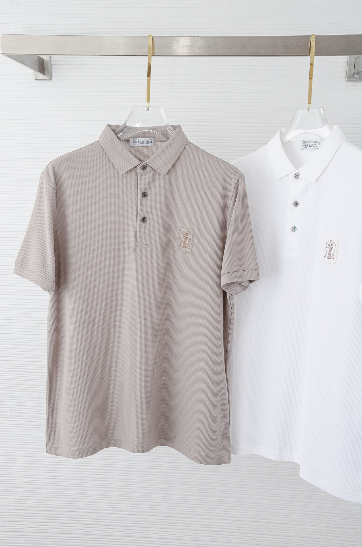 NO:626158,BC SS imported Pima long-staple cotton (cotton aristocrat) custom-woven rib collar men's lapel short-sleeved Polo shirt #This fabric is an exclusive knitted fabric imported from German mechanical textile equipment. The yarn is made of pima cotton, a noble cotton. Both the textile technology and the fabric composition are remarkable. It beats many POLO shirts. The imported Pima cotton fabric is used, and the overall touch is comfortable, smooth, light and textured. Although the fabric looks thin, it has a special sense of nobility!  The feel is far superior to that of pure cotton fabrics. It is soft and skin-friendly, sweat-absorbent and breathable. It has strong stability and color fixation. It also has excellent wear-resistance and anti-wrinkle properties for a long time. It has sufficient weight and a delicate hand feel. It is by no means ordinary products on the market. The overall cutting is not too complicated.  On the basis of retaining the classic version, it has achieved the ultimate in stylization. The wide and straight version can fit everyone's body shape well due to the characteristics of the fabric. It is then sewn with neat stitches, which not only creates a different temperament, but also reflects the unique exquisite clothing making skills!  The style is simple and elegant, and the details are perfect. The stable and classic lapel has been ironed and shaped at high temperatures many times to make the collar always stiff and not easily deformed. The exclusive trade channel dedication, regardless of price or quality, can beat all so-called channels and versions. Such top-notch products are must-have products for high-end men. The quality can stand the test. You can enter the counter without any pressure!  !  Size M-XXXL (48-56),,T-shirt,alexander wang19860909BC SS进口Pima匹马长绒棉（棉中贵族）定织罗纹领男士翻领短袖Polo衫#这款面料是引进德国机械纺织设备专属打造独家提供的针织面料,纱线选用棉中贵族pima棉,论纺织技术还是面料成分都是可圈可点,力压众多POLO衫了,选用进口匹马棉面料,整体触感舒适爽滑、轻盈有质感,尽管面料看似轻薄却富有特别的尊贵感！手感远远优越与纯棉材质的面料,柔软亲肤,吸汗透气,具有强效的稳定性与固色性,久穿耐磨抗皱性能也异常的优越,克重足量,手感细腻,绝不是市面上那些普通货,整体上裁剪无过多复杂,在保留经典版型的基础上,却把风格化做到极致.宽阔直筒的版型经过面料的特性,能很好的贴合每个人的形体,再以工整的线迹缝制,不仅塑造出别样的气质感,也体现出了独有的精湛制衣技巧！版型简洁大气又在细节上做到了极致,稳重经典的翻领多次高温熨烫加工定型,才令领面一贯挺括不易变形.独家贸易渠道奉献,无论价格还是品质,都能完爆各种所谓的渠道和版本,如此顶级的狠货,高端男士必备精品,品质经得起检验,随意进入柜台毫无压力！！ 尺码M-XXXL（48-56）,,T-shirt,alexander wang,Men's clothing