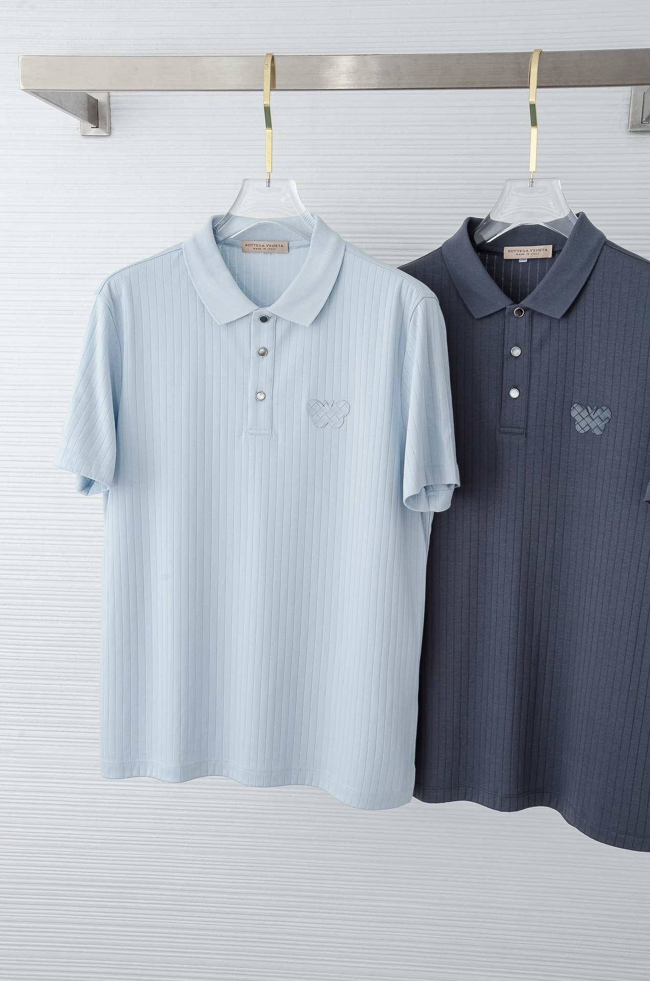 NO:414638,BV -2025ss Breathable fabric Pima cotton iconic decorative vertical stripes textured men's lapel short-sleeved polo shirt # Fabric selected SUPIMA Pima cotton fabric grown in the United States. SUPIMA is different from common cotton fabrics and is a super-long fiber cotton among fine velvet fibers. Its fiber length is longer, has higher toughness and stronger color fastness. Therefore, products made with SUPIMA fabric are more wear-resistant and larger, reducing the wool pilling of conventional cotton cloth. This means that even if you have used it for many years, it will be newer than conventional cotton cloth in terms of color and fabric. The texture is also dense and delicate, soft, broad, stylish, breathable and comfortable. The upper body has a good drooping feeling and is not easy to deform!  It is less easy to fade! It is more comfortable and wear-resistant than common pure cotton fabrics, with higher activity, and has stronger color firmness, and is skin-friendly and elastic, effectively reducing the sultry feeling caused by direct sunlight ultraviolet rays. It is more breathable and comfortable than ordinary fabrics, and enjoys a relaxed and comfortable wearing experience. In fact, the simpler this T-shirt is more exquisite in fabric and craftsmanship. The unique pit-striped craftsmanship reflects high quality from the fabric. This T-shirt does not have too many cumbersome designs as a whole, and only makes the brand's iconic sign pattern on the chest. The unique and fashionable logo pattern is three-dimensional and full, exquisite and stylish, and it also shows a different brilliance under the luster!  Having these also demonstrates the overall high-end and luxurious temperament. The style is still wide and cut, versatile and not picky about people, but also about occasions. You can do business and leisure!  The thin and elegant short-sleeved T-shirt, the textured and textured style is more unique and unique, and it makes people yearn for it. Trading companies have sparse channels, and there is no need to say much about top-notch fabrics. This short-sleeved product has been hotly purchased as soon as it was launched. This minimalist and light luxury item has shifted the center to the fabric. The simpler the style of the fabric, the more it is its highlight. Size M-XXXL, bottega veneta, T-shirt,tees, t-shirt, alexander wang19860909BV -2025ss 会呼吸的面料匹马棉胸前标志性装饰竖条纹肌理感男士翻领短袖polo衫# 面料精选生长于美国的SUPIMA皮马棉面料,SUPIMA与常见棉布不同,属于细绒纤维中的超长纤维棉,它的纤维长度更长,强韧度更高,色牢度也更强,所以用SUPIMA面料做出来的产品,更耐磨也更大的降低了常规棉布起毛起球的情况,这就意味着即使你沿用多年,不论色彩还是面料方面都会比常规的棉布更显新.质地也密实细腻,柔软挺阔有型、透气舒适.上身垂感好,不易变形！更不易褪色!比常见的纯棉面料更加舒适耐磨,活性更高因此固色度也更强,而且亲肤高弹力,有效减少阳光紫外线直射造成的闷热感,比普通面料更透气更舒适,享受轻松舒爽的穿着体验. 其实越是这种简单的T恤对于面料和工艺更是考究,独特的坑条感工艺手法从面料上体现高品质,这款T恤整体没有太多繁琐的设计,只在胸前做了品牌标志性的招牌图案,个性时尚的logo图案立体饱满,精致有型,在光泽下也显现出别样的光彩来！拥有了这些亦是彰显了整体的高阶与奢华气质,版型依旧是宽阔型裁剪,百搭不挑人亦是同样不挑场合,商务休闲统统皆可！轻薄雅致的短袖T恤衫,纹理肌理感的款式更加别致一格,让人心之向往,贸易公司渠道稀出,顶尖的面料从来无需多说,今年这款短袖真的是一上线就被火热抢购,这款极简轻奢单品将中心转移到面料之中,越是简约的款式面料越是它的亮点. 尺码M-XXXL,,bottega veneta,T-shirt,tees，t-shirt,alexander wang,Men's clothing