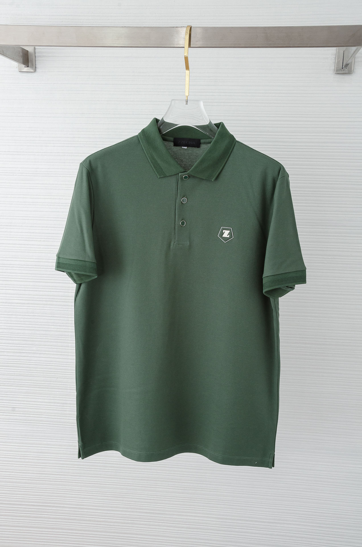 NO:414632,Zegna 2025SS Hexagonal honeycomb bead-ground texture imported Pima long lattice cotton (cotton middle aristocratic) fixed ribbed collar men's lapel short-sleeved Polo shirt  The imported Pima cotton hexagonal honeycomb bead floor process cannot be done by a simple factory. This fabric is exclusively provided by the introduction of German mechanical textile equipment. The honeycomb bead floor fabric and the yarn are made of cotton noble Pima cotton. It is made of bionics and special needles to woven to make the surface of the fabric form a hexagonal structure similar to the honeycomb. It makes the fabric better breathability and crispness, and it is imported full-ma cotton. In terms of textile technology and fabric composition, it is remarkable, which is stronger than many POLO shirts. It is made of imported Pima cotton fabric. The overall touch is comfortable and smooth, light and textured. Although the fabric seems thin, it has a special sense of dignity!  The feel is far superior to the fabric made of pure cotton. The unique honeycomb texture feels like the fabric, soft and skin-friendly, sweat-absorbing and breathable, has strong stability and color-fixedness. It is also extremely superior in wear-resistant and wrinkle resistance after long-term wear. It has enough weight and delicate feel. It is definitely not the ordinary goods on the market. The overall cut is not too complicated. On the basis of retaining the classic style, it has made the style to the extreme. The wide straight-tube style can fit everyone's shape well with the characteristics of the fabric, and then sew it with neat stitches, which not only creates a different temperament, but also reflects the unique exquisite clothes making skills!  The style is simple and elegant, and the details are ultimate. The steady and classic lapels are ironed and processed many times at high temperatures, which makes the collar surface consistently crisp and not easy to deform. Exclusive trade channels provide, regardless of price or quality, and can perfect all kinds of so-called channels and versions. Such top-notch ruthless goods, a must-have high-end men's quality, and the quality can stand the test. There is no pressure to enter the counter at will!  !  Size M-XXXL (48-56), zegna, T-shirt, alexander wang19860909Zegna 杰尼亚2025SS六角蜂窝状珠地纹路肌理进口Pima匹马长绒棉（棉中贵族）定织罗纹领男士翻领短袖Polo衫 进口匹马棉六角蜂窝珠地工艺不是一个简简单单的工厂就可以做到的,这款面料是引进德国机械纺织设备专属打造独家提供的蜂窝珠地面料,蜂窝珠地面料,纱线选用棉中贵族pima棉,利用仿生学用特殊针法织造,让面料表面形成类似于蜂窝样的六角形结构.让面料具有更好的透气性,与挺括感而且是进口全匹马棉,论纺织技术还是面料成分都是可圈可点,力压众多POLO衫了,选用进口匹马棉面料,整体触感舒适爽滑、轻盈有质感,尽管面料看似轻薄却富有特别的尊贵感！手感远远优越与纯棉材质的面料,独特的蜂窝肌理感似的面料手感,柔软亲肤,吸汗透气,具有强效的稳定性与固色性,久穿耐磨抗皱性能也异常的优越,克重足量,手感细腻,绝不是市面上那些普通货,整体上裁剪无过多复杂,在保留经典版型的基础上,却把风格化做到极致.宽阔直筒的版型经过面料的特性,能很好的贴合每个人的形体,再以工整的线迹缝制,不仅塑造出别样的气质感,也体现出了独有的精湛制衣技巧！版型简洁大气又在细节上做到了极致,稳重经典的翻领多次高温熨烫加工定型,才令领面一贯挺括不易变形.独家贸易渠道奉献,无论价格还是品质,都能完爆各种所谓的渠道和版本,如此顶级的狠货,高端男士必备精品,品质经得起检验,随意进入柜台毫无压力！！ 尺码M-XXXL（48-56）,,zegna,T-shirt,alexander wang,Men's clothing