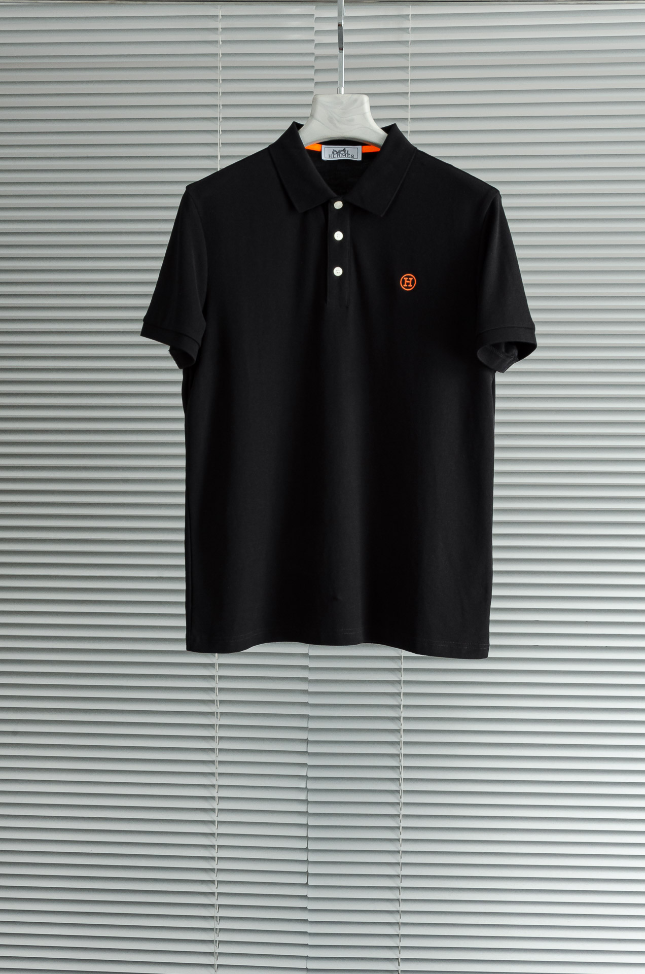 NO:451229,New# HER#* MES H Home // Men's business and casual solid color lapel short-sleeved POLO shirt #Customers supply imported bead floor cotton fabrics, selected high-quality long velvet cotton raw materials, the fabric attributes are all excellent, the mesh structure is delicate and natural, after washing, the texture becomes more affinity, the comfort and breathability are perfect, the touch experience is self-evident, and the ultimate luxury enjoyment!  Details are exquisite and perfect, and the craftsmanship is demonstrated everywhere. The fashionable three-button opening and closing placket is full of temperament, elegant and capable, with both styles and excellent versatility! Size 48-56 M-3XL, T-shirt, alexander wang19860909New#  HER#* MES H家//男士商务休闲纯色翻领短袖POLO衫#客供进口珠地棉面料,甄选上等长绒棉花原料,面料属性皆为上乘,网眼结构细腻自然,经过水洗后,肌理变得更具亲和力,舒适性与透气性完美兼备,触感体验不言而喻,奢华极致享受！细节精致出挑,品相完美如斯,处处彰显出匠心工艺,时尚三扣开合门襟,上身满满的气质感,优雅且干练,型格兼具,百搭实穿性极好的一款POLO衫! 尺码48-56 M-3XL,,T-shirt,alexander wang,Men's clothing