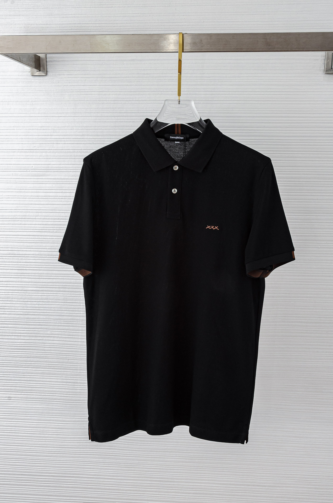 NO:626140,zeg#* an Jay/Ni/Ya SS hexagonal honeycomb piqué texture imported Pima horse long-staple cotton (cotton noble) custom-woven rib collar men's lapel short-sleeved Polo shirt  The imported Pima cotton hexagonal honeycomb beading process cannot be achieved by a simple factory. This fabric is an exclusive honeycomb beaded fabric, honeycomb beaded fabric, which is exclusively produced by the introduction of German mechanical textile equipment. The yarn is made of noble pima cotton, which is woven using bionics and special stitches to make the surface of the fabric resemble bees.  The nest-like hexagonal structure gives the fabric better breathability and a crisp feel. It is made of imported 100% Pima cotton, which is remarkable in terms of textile technology and fabric composition. It beats many POLO shirts. The imported Pima cotton fabric is used, and the overall touch is comfortable, smooth, light and textured. Although the fabric looks light and thin, it has a special sense of nobility!  The feel is far superior to that of pure cotton fabrics. It has a unique honeycomb texture-like fabric feel. It is soft and skin-friendly, sweat-absorbent and breathable. It has strong stability and color fixation. It also has excellent wear-resistant and anti-wrinkle properties for a long time. It has sufficient weight and a delicate hand feel. It is by no means ordinary products on the market. It is cut from the whole  The cut is not too complicated. On the basis of retaining the classic version, it is stylized to the extreme. The wide and straight version can fit everyone's body shape well through the characteristics of the fabric. It is then sewn with neat stitches, which not only creates a different temperament, but also reflects the unique exquisite clothing making skills!  The style is simple and elegant, and the details are perfect. The stable and classic lapel has been ironed and shaped at high temperatures many times to make the collar always stiff and not easily deformed. The exclusive trade channel dedication, regardless of price or quality, can beat all so-called channels and versions. Such top-notch products are must-have products for high-end men. The quality can stand the test. You can enter the counter without any pressure!  !  Size M-XXXL (48-56),,T-shirt,alexander wang19860909zeg#* an 杰/尼/亚SS六角蜂窝状珠地纹路肌理进口Pima匹马长绒棉（棉中贵族）定织罗纹领男士翻领短袖Polo衫 进口匹马棉六角蜂窝珠地工艺不是一个简简单单的工厂就可以做到的,这款面料是引进德国机械纺织设备专属打造独家提供的蜂窝珠地面料,蜂窝珠地面料,纱线选用棉中贵族pima棉,利用仿生学用特殊针法织造,让面料表面形成类似于蜂窝样的六角形结构.让面料具有更好的透气性,与挺括感而且是进口全匹马棉,论纺织技术还是面料成分都是可圈可点,力压众多POLO衫了,选用进口匹马棉面料,整体触感舒适爽滑、轻盈有质感,尽管面料看似轻薄却富有特别的尊贵感！手感远远优越与纯棉材质的面料,独特的蜂窝肌理感似的面料手感,柔软亲肤,吸汗透气,具有强效的稳定性与固色性,久穿耐磨抗皱性能也异常的优越,克重足量,手感细腻,绝不是市面上那些普通货,整体上裁剪无过多复杂,在保留经典版型的基础上,却把风格化做到极致.宽阔直筒的版型经过面料的特性,能很好的贴合每个人的形体,再以工整的线迹缝制,不仅塑造出别样的气质感,也体现出了独有的精湛制衣技巧！版型简洁大气又在细节上做到了极致,稳重经典的翻领多次高温熨烫加工定型,才令领面一贯挺括不易变形.独家贸易渠道奉献,无论价格还是品质,都能完爆各种所谓的渠道和版本,如此顶级的狠货,高端男士必备精品,品质经得起检验,随意进入柜台毫无压力！！ 尺码M-XXXL（48-56）,,T-shirt,alexander wang,Men's clothing