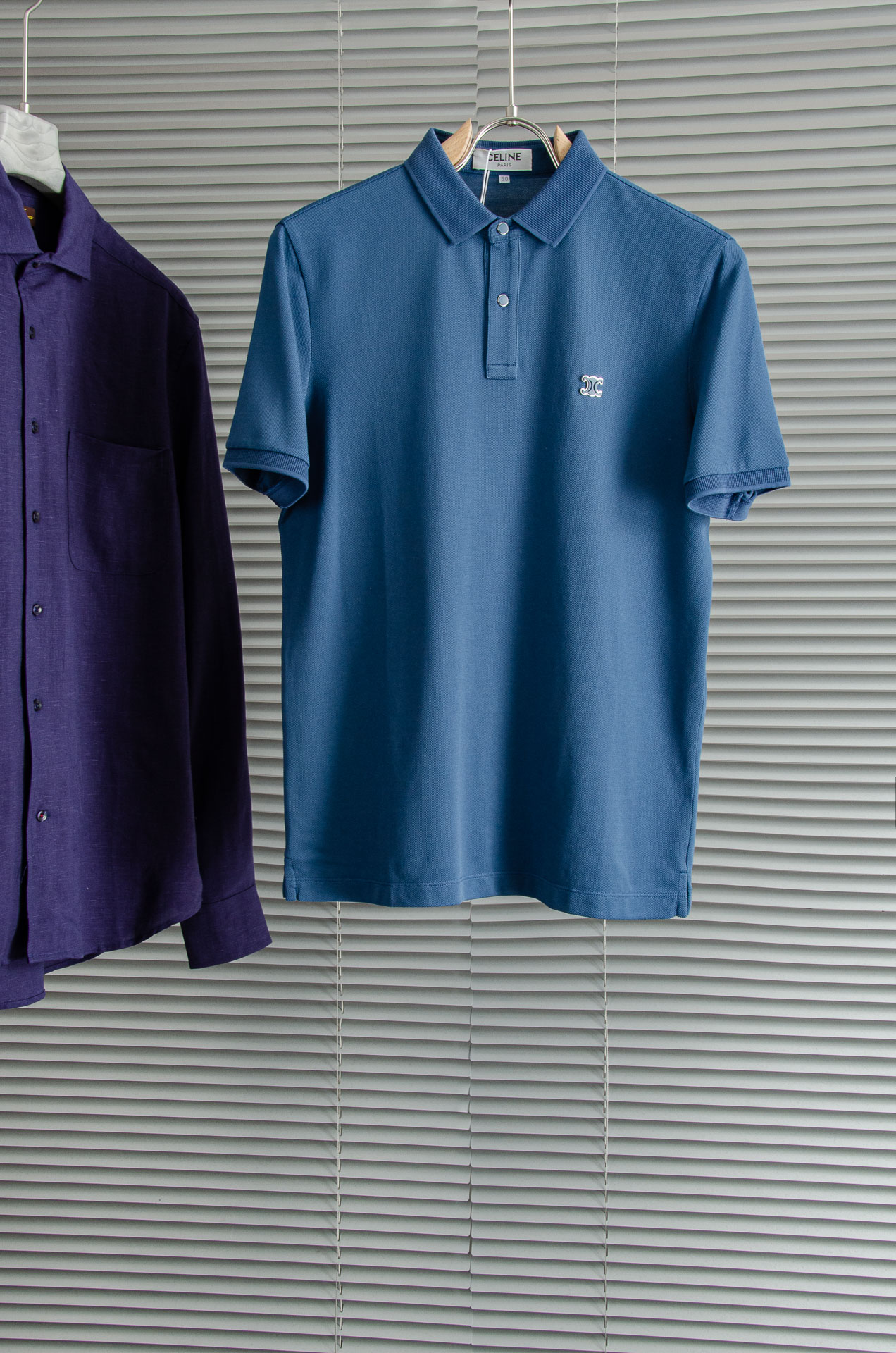 NO:509391,New# CEL#* INE 2025ss The latest summer long velvet cotton honeycomb mesh with silky and smooth textured men's lapel short-sleeved polo shirt, the new Polo shirt that best shows the summer outfit style, is still a minimalist design, but it is fashionable and brilliant enough!  It is selected and manufactured by customers with high-quality mesh flooring cotton fabric, made of 62 cotton + 38 polyester fiber, and the surface texture of the fabric is breathable mesh, which is very breathable and comfortable to wear, and has excellent moisture absorption and drainage. It will not feel stuffy and greasy at all!  The simple and simple logo with classic characters and three-dimensional logo on the chest is low-key, elegant and not ostentatious, and is very suitable for professional dressing choices!  The basic and conventional straight-tube tailoring design finds a balance point in matching, taking into account both business and casual styles, and can better show the men's practical and streamlined appearance!  Size M-XXXL, T-shirt,alexander wang19860909New# CEL#* INE 2025ss 夏季最新款长绒棉蜂窝状网眼珠地丝滑柔顺肌理男士翻领短袖polo衫,最能展现夏季穿搭风格的新品Polo衫,依旧是极简主义风格的设计,却足够时髦出彩！ 甄选客供进口优质网眼珠地棉布制成,62棉+38聚酯纤维成分打造,面料表面肌理感十足的透气网孔,穿着起来非常的透气舒爽,吸湿排干性优越,完全不会觉得闷热腻身！胸前经典字立体标识简简单单的小logo低调有品不张扬,非常适合职业着装的选择！基础常规的直筒版型剪裁设计,在搭配中找到平衡点,商务休闲风格兼顾,更能展示出男士们实干精简面貌！ 尺码M-XXXL,,T-shirt,alexander wang,Men's clothing