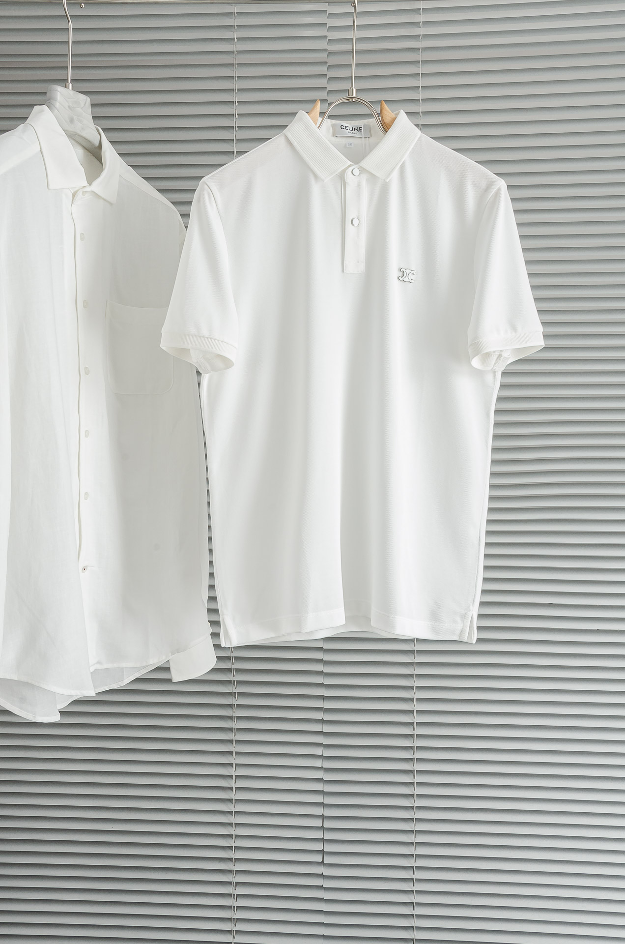 NO:509394,New# CEL#* INE 2025ss The latest summer long velvet cotton honeycomb mesh with silky and smooth textured men's lapel short-sleeved polo shirt, the new Polo shirt that best shows the summer outfit style, is still a minimalist design, but it is fashionable and brilliant enough!  It is selected and manufactured by customers with high-quality mesh flooring cotton fabric, made of 62 cotton + 38 polyester fiber, and the surface texture of the fabric is breathable mesh, which is very breathable and comfortable to wear, and has excellent moisture absorption and drainage. It will not feel stuffy and greasy at all!  The simple and simple logo with classic characters and three-dimensional logo on the chest is low-key, elegant and not ostentatious, and is very suitable for professional dressing choices!  The basic and conventional straight-tube tailoring design finds a balance point in matching, taking into account both business and casual styles, and can better show the men's practical and streamlined appearance!  Size M-XXXL, T-shirt,alexander wang19860909New#  CEL#* INE 2025ss 夏季最新款长绒棉蜂窝状网眼珠地丝滑柔顺肌理男士翻领短袖polo衫,最能展现夏季穿搭风格的新品Polo衫,依旧是极简主义风格的设计,却足够时髦出彩！ 甄选客供进口优质网眼珠地棉布制成,62棉+38聚酯纤维成分打造,面料表面肌理感十足的透气网孔,穿着起来非常的透气舒爽,吸湿排干性优越,完全不会觉得闷热腻身！胸前经典字立体标识简简单单的小logo低调有品不张扬,非常适合职业着装的选择！基础常规的直筒版型剪裁设计,在搭配中找到平衡点,商务休闲风格兼顾,更能展示出男士们实干精简面貌！ 尺码M-XXXL,,T-shirt,alexander wang,Men's clothing