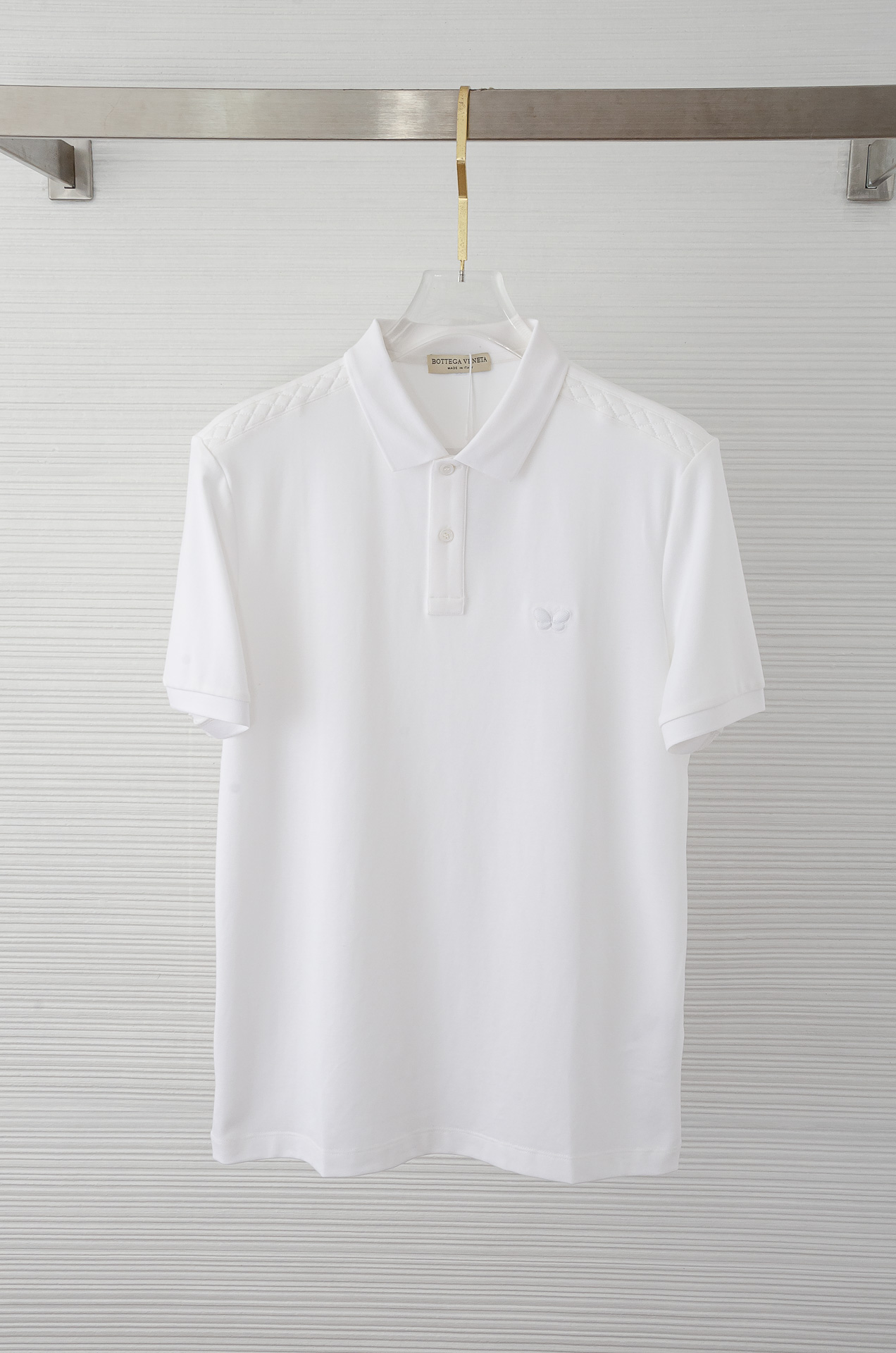 NO:626131,BV 25SS spring and summer new mesh pique liquid ammonia treatment polo shirt, men's classic striped contrasting lapel business casual short-sleeved polo shirt!  Versatile style suitable for both business and leisure!  This Polo shirt is made of imported custom-woven and dyed mercerized mesh pique cotton fabric. It is made of 94 cotton + 6 Lycra ingredients. The fabric is pure in color and treated with liquid ammonia. It feels silky, soft and delicate. It is by no means comparable to the high-end ones on the market. It is very close to the skin and comfortable. The extremely breathable and comfortable touch will make you not want to take it off!  Fashionable contrasting stripes and contrasting lapels are the main and most popular element series in recent years, and they are synonymous with signature!  The placket is made of custom-made natural shell buttons, and the details are full of luxury and sophistication!  Basic and regular cut, as well as a variety of color combinations, you can wear it fashionably to reduce your age without losing your workplace temperament. Such a rare high-end Polo shirt!  Size 48-56,,bottega veneta,T-shirt,alexander wang19860909BV 25SS春夏新款网眼珠地液氨处理工艺polo衫,男士经典条纹撞色翻领商务休闲短袖Polo衫！商务休闲皆宜的百搭款式！此款Polo衫采用进口定织定染丝光网眼珠地棉布制成,采用94棉+6莱卡成分打造,面料色泽纯正,经过液氨处理手感丝滑柔软细腻,绝非市面可以媲美的高级,贴身无比亲肤舒爽,极致透气舒适的触感令你上身都不想脱下来！时尚撞色条纹饰边撞色翻领是近几年来主打也是最受欢迎的元素系列,属于招牌性的代名词！门襟精选客供定制天然贝壳纽扣,细节处尽显奢华精致感！基础常规的版型剪裁,以及多种配色加持,着身时髦减龄又不失职场气质,如此难得的臻品Polo衫！ 尺码48-56,,bottega veneta,T-shirt,alexander wang,Men's clothing