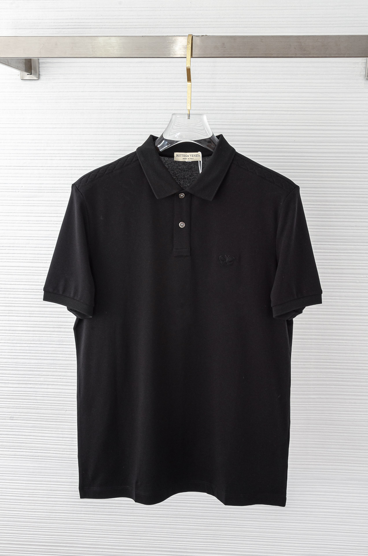 NO:626122,BV 25SS spring and summer new mesh pique liquid ammonia treatment polo shirt, men's classic striped contrasting lapel business casual short-sleeved polo shirt!  Versatile style suitable for both business and leisure!  This Polo shirt is made of imported custom-woven and dyed mercerized mesh pique cotton fabric. It is made of 94 cotton + 6 Lycra ingredients. The fabric is pure in color and treated with liquid ammonia. It feels silky, soft and delicate. It is by no means comparable to the high-end ones on the market. It is very close to the skin and comfortable. The extremely breathable and comfortable touch will make you not want to take it off!  Fashionable contrasting stripes and contrasting lapels are the main and most popular element series in recent years, and they are synonymous with signature!  The placket is made of custom-made natural shell buttons, and the details are full of luxury and sophistication!  Basic and regular cut, as well as a variety of color combinations, you can wear it fashionably to reduce your age without losing your workplace temperament. Such a rare high-end Polo shirt!  Size 48-56,,bottega veneta,T-shirt,alexander wang19860909BV 25SS春夏新款网眼珠地液氨处理工艺polo衫,男士经典条纹撞色翻领商务休闲短袖Polo衫！商务休闲皆宜的百搭款式！此款Polo衫采用进口定织定染丝光网眼珠地棉布制成,采用94棉+6莱卡成分打造,面料色泽纯正,经过液氨处理手感丝滑柔软细腻,绝非市面可以媲美的高级,贴身无比亲肤舒爽,极致透气舒适的触感令你上身都不想脱下来！时尚撞色条纹饰边撞色翻领是近几年来主打也是最受欢迎的元素系列,属于招牌性的代名词！门襟精选客供定制天然贝壳纽扣,细节处尽显奢华精致感！基础常规的版型剪裁,以及多种配色加持,着身时髦减龄又不失职场气质,如此难得的臻品Polo衫！ 尺码48-56,,bottega veneta,T-shirt,alexander wang,Men's clothing