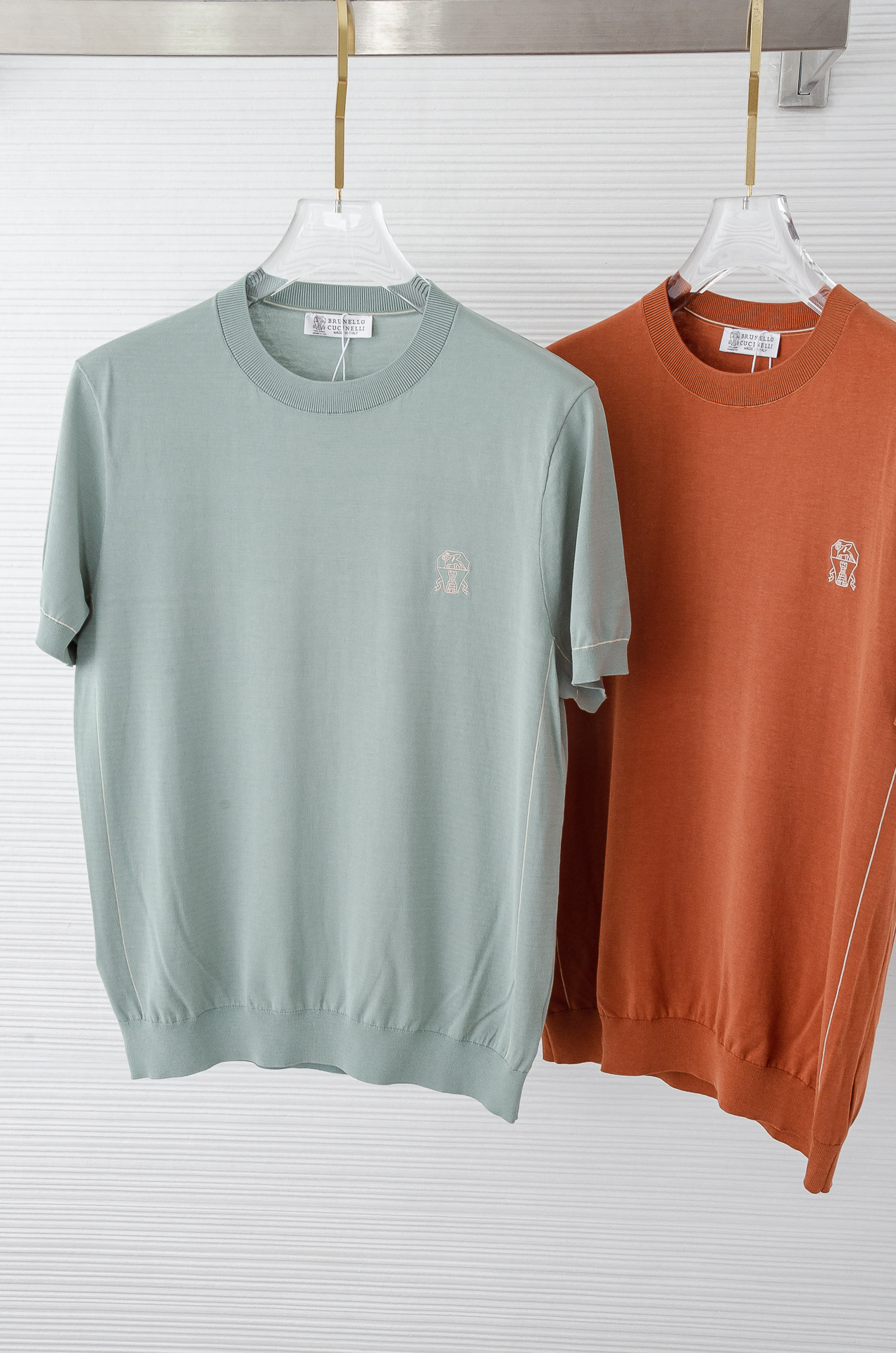 NO:458369,BC 2025 Spring and Summer New Men's Knitted Short Sleeve Shirt!  The texture and texture are very soft, the feel is extremely delicate and silky. The finer the yarn, the harder it is to work, and it is very time-consuming and material-consuming. It is a super rare product. The particularity of the fabric of each piece of clothing makes it silky soft and lubricating. You can feel its softness and smoothness when you come into contact with the skin!  The overall simple and atmospheric, continues the classic, calm and atmospheric classic color scheme, and naturally exudes casual elegance! Size 48/M-56/3XL.,,T-shirt,alexander wang19860909BC 2025春夏新款男士针织短袖衫！采用棉 质感与纹理非常柔软,手感极其的细腻丝滑,纱线越细做工就越难,并且非常的耗时耗料,超级难得一见的佳品,每件衣服的面料的特殊性使它具有丝般的柔软和润滑,与肌肤接触就能感觉到它的柔软和爽滑！整体简洁、大气,延续经典,沉稳大气的经典配色,自然散发出的休闲儒雅 ! 尺码48/M-56/3XL.,,T-shirt,alexander wang,Men's clothing