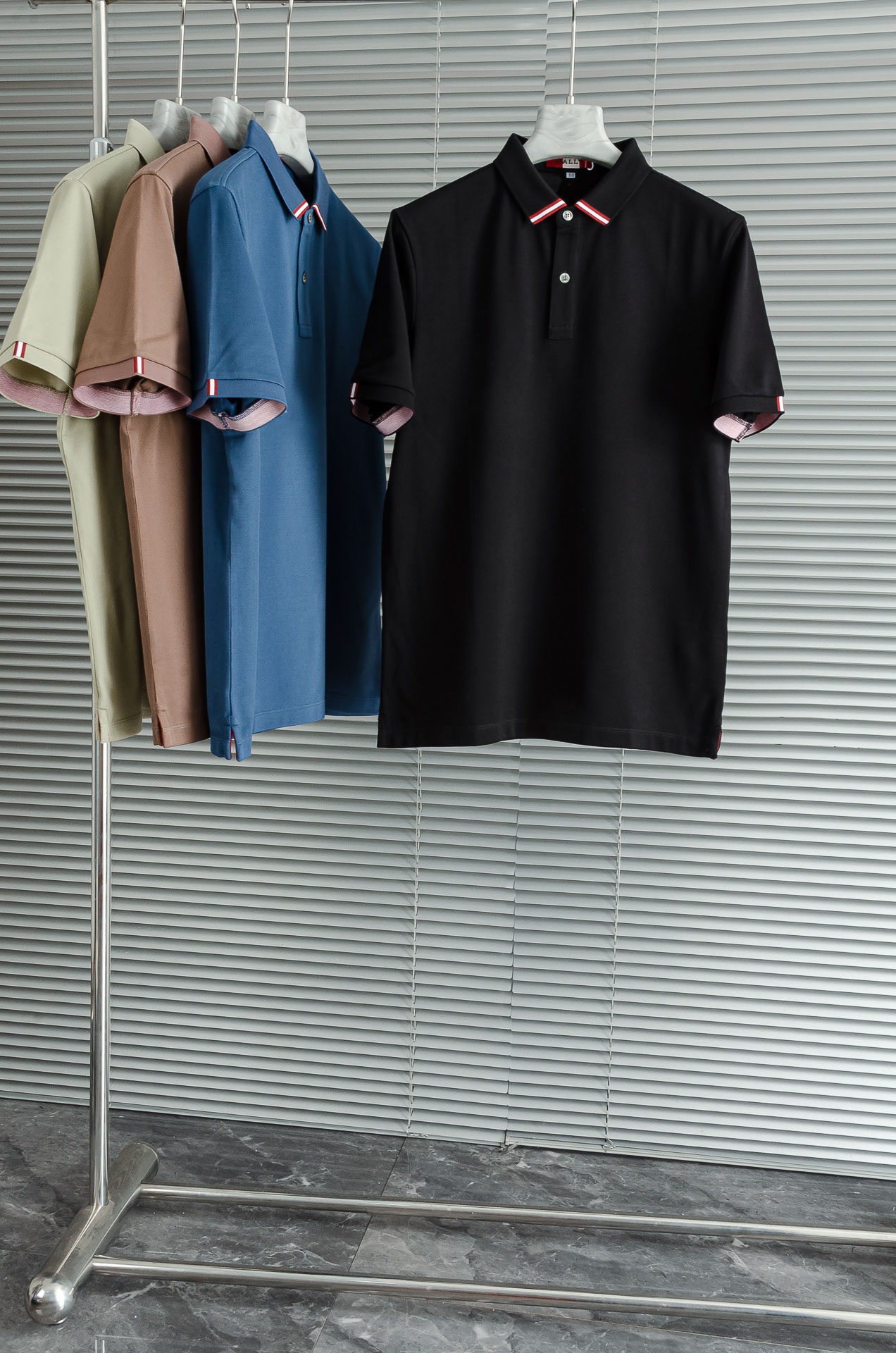 NO:509397,New# BALLY 25SS spring and summer new mesh floor polo shirt, men's lapel business casual short-sleeved Polo shirt!  A versatile style suitable for both business and casual!  This Polo shirt is made of imported fixed-woven, fixed-dyed mercerized mesh eyeball flooring cotton cloth, and is made of 62 cotton + 38 polyester fiber. The fabric is pure in color and has a silky, soft and delicate feel. It is definitely not a high-end one that can be compared with the market. It is extremely skin-friendly and comfortable, and the ultimate breathable and comfortable touch makes you not want to take off your upper body!  Fashionable contrasting striped trim contrasting lapels are the main and most popular element series in recent years, and are synonymous with signature style!  The selected custom natural shell buttons are available for customers, and the details show a luxurious and exquisite feeling!  Basic regular style and tailoring, as well as a variety of color matching, fashionable and age-reducing without losing the workplace temperament, such a rare premium Polo shirt!  Size 48-56,bally,T-shirt,alexander wang19860909New#  BALLY 巴利 25SS春夏新款网眼珠地polo衫,男士翻领商务休闲短袖Polo衫！商务休闲皆宜的百搭款式！此款Polo衫采用进口定织定染丝光网眼珠地棉布制成,采用62棉+38聚酯纤维成分打造,面料色泽纯正,手感丝滑柔软细腻,绝非市面可以媲美的高级,贴身无比亲肤舒爽,极致透气舒适的触感令你上身都不想脱下来！时尚撞色条纹饰边撞色翻领是近几年来主打也是最受欢迎的元素系列,属于招牌性的代名词！门襟精选客供定制天然贝壳纽扣,细节处尽显奢华精致感！基础常规的版型剪裁,以及多种配色加持,着身时髦减龄又不失职场气质,如此难得的臻品Polo衫！ 尺码48-56,,bally,T-shirt,alexander wang,Men's clothing