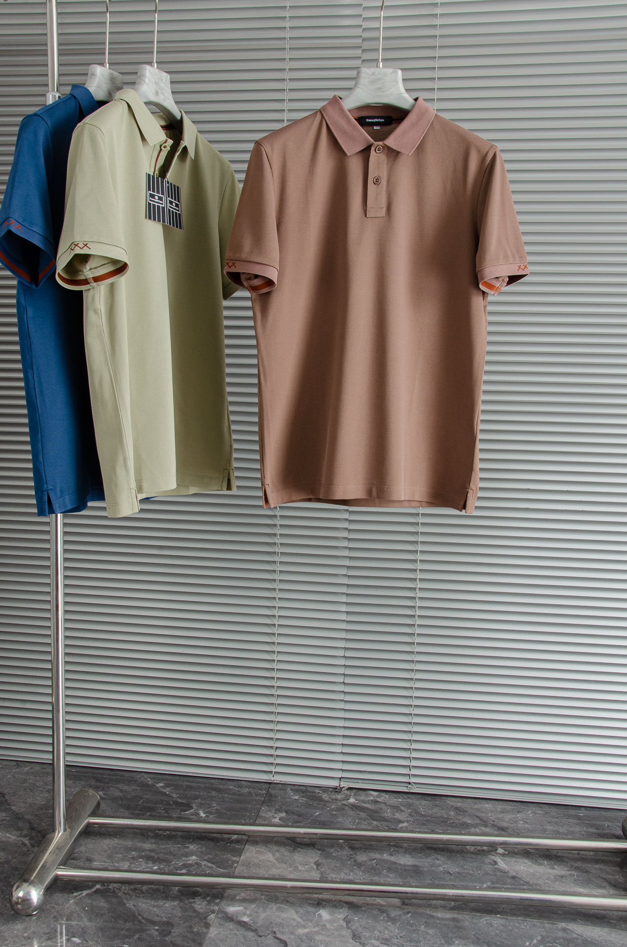 NO:504202,New# Zeg*na 2025// Men's business and casual solid color lapel short-sleeved POLO shirt #Customers supply imported 62 cotton + 38 polyester fiber fabrics, selected high-quality long-length cotton raw materials, the fabric attributes are all excellent, the mesh structure is delicate and natural, after washing, the texture becomes more affinity, the comfort and breathability are perfect, the touch experience is self-evident, and the ultimate luxury enjoyment!  Details are exquisite and perfect, and the craftsmanship is everywhere. The fashionable two-button opening and closing placket is full of temperament, elegant and capable, with both styles, and a versatile and practical wearable style! Size 48-56 M-3XL, zegna, T-shirt, alexander wang19860909New#  Zeg*na 杰尼亚2025//男士商务休闲纯色翻领短袖POLO衫#客供进口62棉+38聚酯纤维面料,甄选上等长绒棉花原料,面料属性皆为上乘,网眼结构细腻自然,经过水洗后,肌理变得更具亲和力,舒适性与透气性完美兼备,触感体验不言而喻,奢华极致享受！细节精致出挑,品相完美如斯,处处彰显出匠心工艺,时尚二扣开合门襟,上身满满的气质感,优雅且干练,型格兼具,百搭实穿性极好的一款POLO衫! 尺码48-56 M-3XL,,zegna,T-shirt,alexander wang,Men's clothing