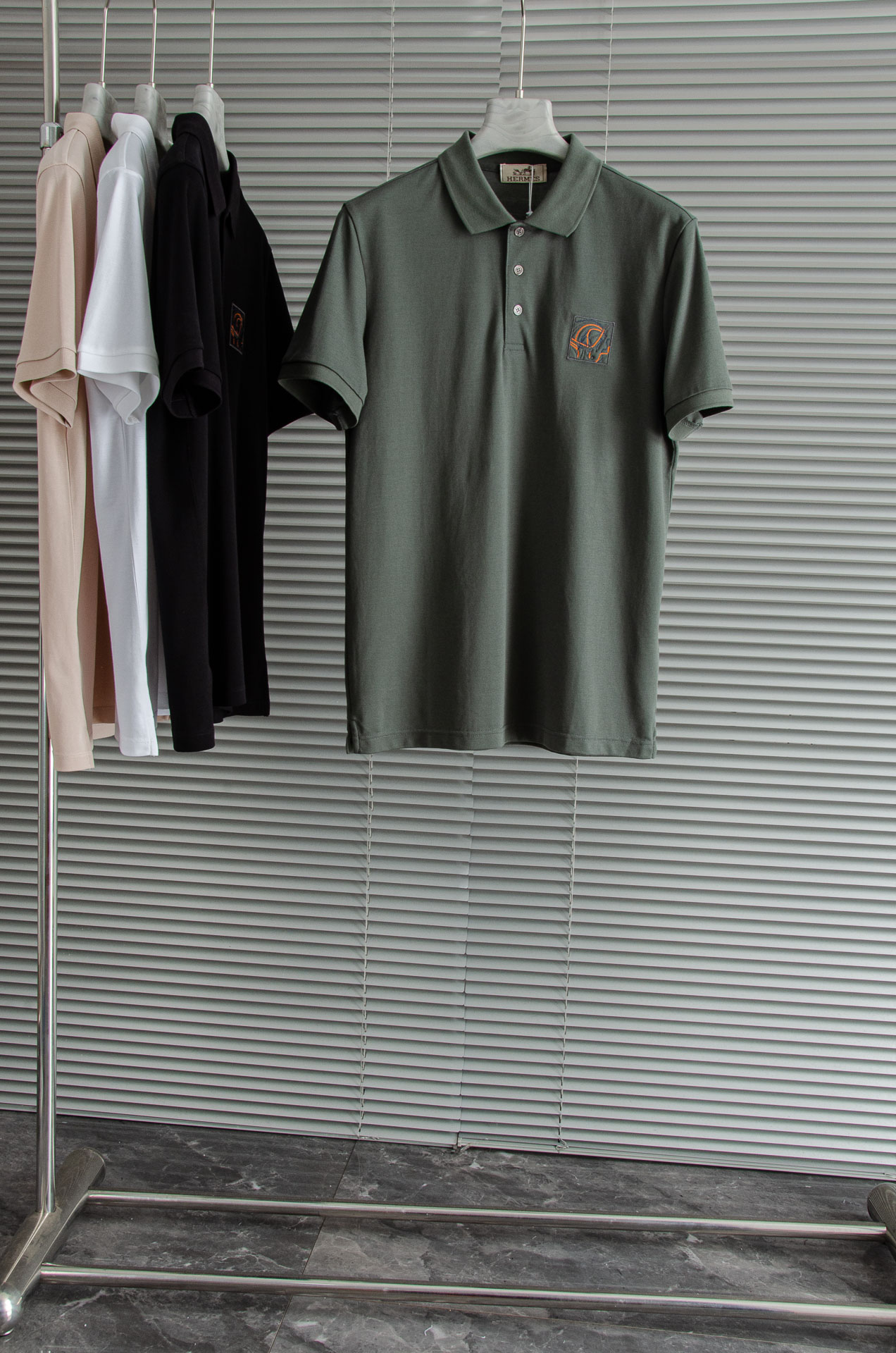 NO:626101,New# HERMES Hermes SS hexagonal honeycomb pique texture imported Pima horse long-staple cotton (cotton noble) custom-woven rib collar men's lapel short-sleeved Polo shirt  The imported Pima cotton hexagonal honeycomb beading process cannot be achieved by a simple factory. This fabric is an exclusive honeycomb beaded fabric, honeycomb beaded fabric, which is exclusively produced by the introduction of German mechanical textile equipment. The yarn is made of noble pima cotton, which is woven using bionics and special stitches to make the surface of the fabric resemble bees.  The nest-like hexagonal structure gives the fabric better breathability and a crisp feel. It is made of imported 100% Pima cotton, which is remarkable in terms of textile technology and fabric composition. It beats many POLO shirts. The imported Pima cotton fabric is used, and the overall touch is comfortable, smooth, light and textured. Although the fabric looks light and thin, it has a special sense of nobility!  The feel is far superior to that of pure cotton fabrics. It has a unique honeycomb texture-like fabric feel. It is soft and skin-friendly, sweat-absorbent and breathable. It has strong stability and color fixation. It also has excellent wear-resistant and anti-wrinkle properties for a long time. It has sufficient weight and a delicate hand feel. It is by no means ordinary products on the market. It is cut from the whole  The cut is not too complicated. On the basis of retaining the classic version, it is stylized to the extreme. The wide and straight version can fit everyone's body shape well through the characteristics of the fabric. It is then sewn with neat stitches, which not only creates a different temperament, but also reflects the unique exquisite clothing making skills!  The style is simple and elegant, and the details are perfect. The stable and classic lapel has been ironed and shaped at high temperatures many times to make the collar always stiff and not easily deformed. The exclusive trade channel dedication, regardless of price or quality, can beat all so-called channels and versions. Such top-notch products are must-have products for high-end men. The quality can stand the test. You can enter the counter without any pressure!  !  Size M-XXXL (48-56),,hermes,hermes,T-shirt,alexander wang19860909New# HERMES爱马仕SS六角蜂窝状珠地纹路肌理进口Pima匹马长绒棉（棉中贵族）定织罗纹领男士翻领短袖Polo衫 进口匹马棉六角蜂窝珠地工艺不是一个简简单单的工厂就可以做到的,这款面料是引进德国机械纺织设备专属打造独家提供的蜂窝珠地面料,蜂窝珠地面料,纱线选用棉中贵族pima棉,利用仿生学用特殊针法织造,让面料表面形成类似于蜂窝样的六角形结构.让面料具有更好的透气性,与挺括感而且是进口全匹马棉,论纺织技术还是面料成分都是可圈可点,力压众多POLO衫了,选用进口匹马棉面料,整体触感舒适爽滑、轻盈有质感,尽管面料看似轻薄却富有特别的尊贵感！手感远远优越与纯棉材质的面料,独特的蜂窝肌理感似的面料手感,柔软亲肤,吸汗透气,具有强效的稳定性与固色性,久穿耐磨抗皱性能也异常的优越,克重足量,手感细腻,绝不是市面上那些普通货,整体上裁剪无过多复杂,在保留经典版型的基础上,却把风格化做到极致.宽阔直筒的版型经过面料的特性,能很好的贴合每个人的形体,再以工整的线迹缝制,不仅塑造出别样的气质感,也体现出了独有的精湛制衣技巧！版型简洁大气又在细节上做到了极致,稳重经典的翻领多次高温熨烫加工定型,才令领面一贯挺括不易变形.独家贸易渠道奉献,无论价格还是品质,都能完爆各种所谓的渠道和版本,如此顶级的狠货,高端男士必备精品,品质经得起检验,随意进入柜台毫无压力！！ 尺码M-XXXL（48-56）,,hermes,hermes,T-shirt,alexander wang,Men's clothing