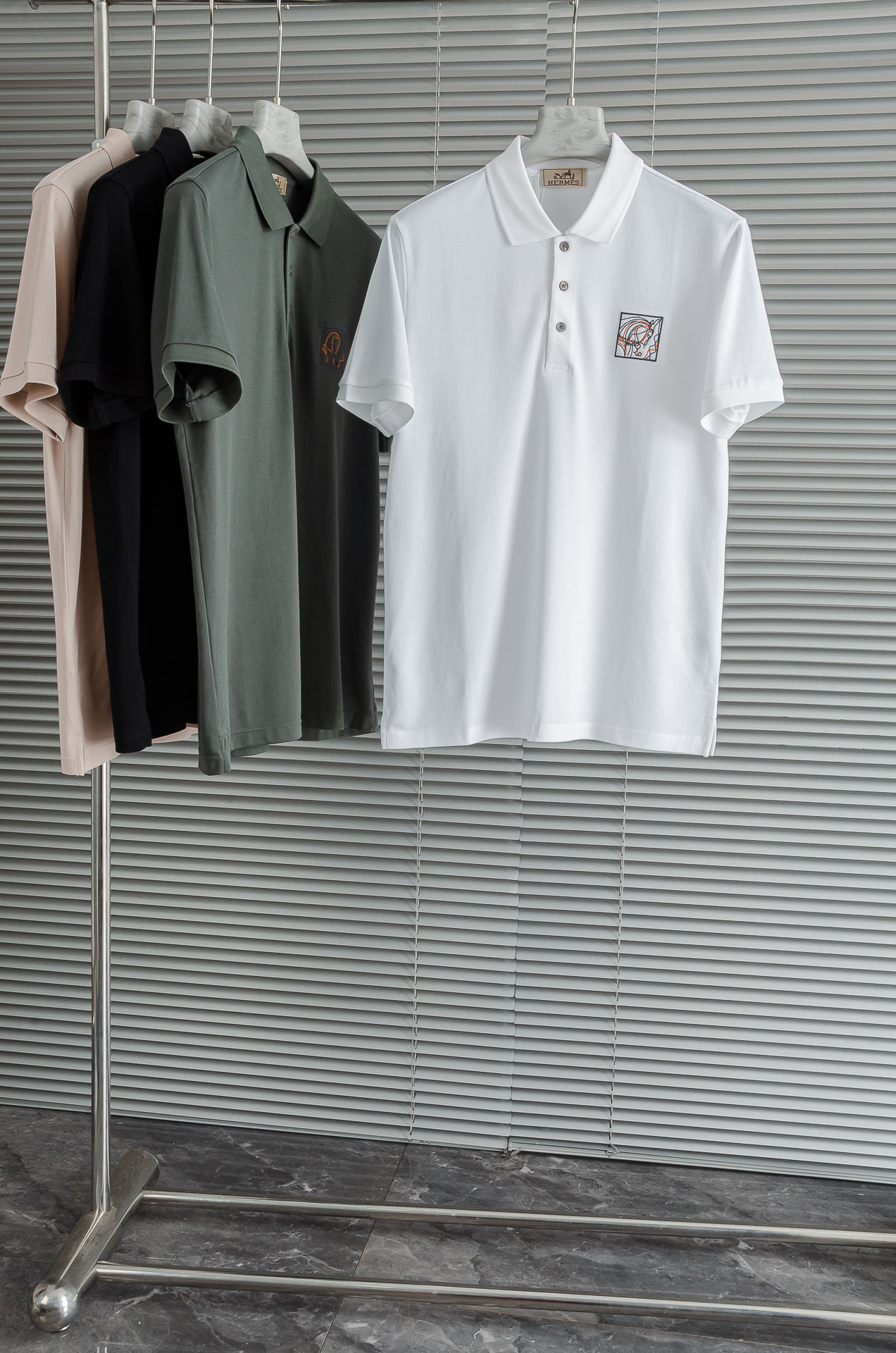 NO:504206,New# HERMES 2025SS Hexagonal honeycomb bead-ground texture imported Pima long lattice cotton (cotton middle aristocratic) fixed ribbed collar men's lapel short-sleeved Polo shirt  The imported Pima cotton hexagonal honeycomb bead floor process cannot be done by a simple factory. This fabric is exclusively provided by the introduction of German mechanical textile equipment. The honeycomb bead floor fabric and the yarn are made of cotton noble Pima cotton. It is made of bionics and special needles to woven to make the surface of the fabric form a hexagonal structure similar to the honeycomb. It makes the fabric better breathability and crispness, and it is imported full-ma cotton. In terms of textile technology and fabric composition, it is remarkable, which is stronger than many POLO shirts. It is made of imported Pima cotton fabric. The overall touch is comfortable and smooth, light and textured. Although the fabric seems thin, it has a special sense of dignity!  The feel is far superior to the fabric made of pure cotton. The unique honeycomb texture feels like the fabric, soft and skin-friendly, sweat-absorbing and breathable, has strong stability and color-fixedness. It is also extremely superior in wear-resistant and wrinkle resistance after long-term wear. It has enough weight and delicate feel. It is definitely not the ordinary goods on the market. The overall cut is not too complicated. On the basis of retaining the classic style, it has made the style to the extreme. The wide straight-tube style can fit everyone's shape well with the characteristics of the fabric, and then sew it with neat stitches, which not only creates a different temperament, but also reflects the unique exquisite clothes making skills!  The style is simple and elegant, and the details are ultimate. The steady and classic lapels are fixed with multiple high-temperature ironing and processing, which makes the collar surface consistently crisp and not easy to deform. Exclusive trade channels provide, regardless of price or quality, and can perfect all kinds of so-called channels and versions. Such top-notch ruthless goods, high-end men's must-have quality, quality can stand the test, and there is no pressure to enter the counter at will!  !  Size M-XXXL (48-56), hermes, hermes, T-shirt, alexander wang19860909New# HERMES爱马仕2025SS六角蜂窝状珠地纹路肌理进口Pima匹马长绒棉（棉中贵族）定织罗纹领男士翻领短袖Polo衫 进口匹马棉六角蜂窝珠地工艺不是一个简简单单的工厂就可以做到的,这款面料是引进德国机械纺织设备专属打造独家提供的蜂窝珠地面料,蜂窝珠地面料,纱线选用棉中贵族pima棉,利用仿生学用特殊针法织造,让面料表面形成类似于蜂窝样的六角形结构.让面料具有更好的透气性,与挺括感而且是进口全匹马棉,论纺织技术还是面料成分都是可圈可点,力压众多POLO衫了,选用进口匹马棉面料,整体触感舒适爽滑、轻盈有质感,尽管面料看似轻薄却富有特别的尊贵感！手感远远优越与纯棉材质的面料,独特的蜂窝肌理感似的面料手感,柔软亲肤,吸汗透气,具有强效的稳定性与固色性,久穿耐磨抗皱性能也异常的优越,克重足量,手感细腻,绝不是市面上那些普通货,整体上裁剪无过多复杂,在保留经典版型的基础上,却把风格化做到极致.宽阔直筒的版型经过面料的特性,能很好的贴合每个人的形体,再以工整的线迹缝制,不仅塑造出别样的气质感,也体现出了独有的精湛制衣技巧！版型简洁大气又在细节上做到了极致,稳重经典的翻领多次高温熨烫加工定型,才令领面一贯挺括不易变形.独家贸易渠道奉献,无论价格还是品质,都能完爆各种所谓的渠道和版本,如此顶级的狠货,高端男士必备精品,品质经得起检验,随意进入柜台毫无压力！！ 尺码M-XXXL（48-56）,,hermes,hermes,T-shirt,alexander wang,Men's clothing