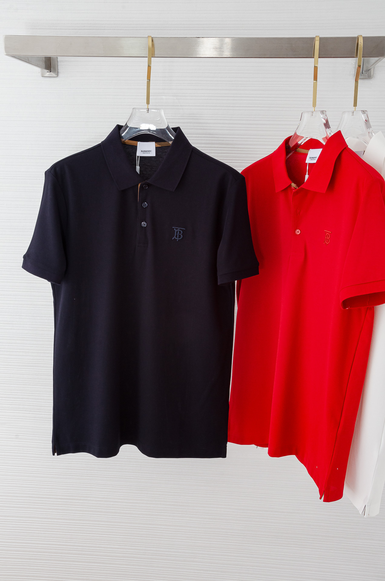 NO:414645,BBR Ba/Bao/Li 2025// Men's business and casual solid color lapel short-sleeved POLO shirt #Customer supplies imported bead floor cotton fabrics, selected high-quality long velvet cotton raw materials, all fabric attributes are excellent, the mesh structure is delicate and natural, after washing, the texture becomes more affinity, comfort and breathability are perfect, the touch experience is self-evident, and the ultimate luxury enjoyment!  Details are exquisite and perfect, and the craftsmanship is demonstrated everywhere. The fashionable three-button opening and closing placket is full of temperament, elegant and capable, with both styles and excellent versatility! Size 48-56 M-3XL, T-shirt, alexander wang19860909BBR 巴/宝/莉2025//男士商务休闲纯色翻领短袖POLO衫#客供进口珠地棉面料,甄选上等长绒棉花原料,面料属性皆为上乘,网眼结构细腻自然,经过水洗后,肌理变得更具亲和力,舒适性与透气性完美兼备,触感体验不言而喻,奢华极致享受！细节精致出挑,品相完美如斯,处处彰显出匠心工艺,时尚三扣开合门襟,上身满满的气质感,优雅且干练,型格兼具,百搭实穿性极好的一款POLO衫! 尺码48-56 M-3XL,,T-shirt,alexander wang,Men's clothing