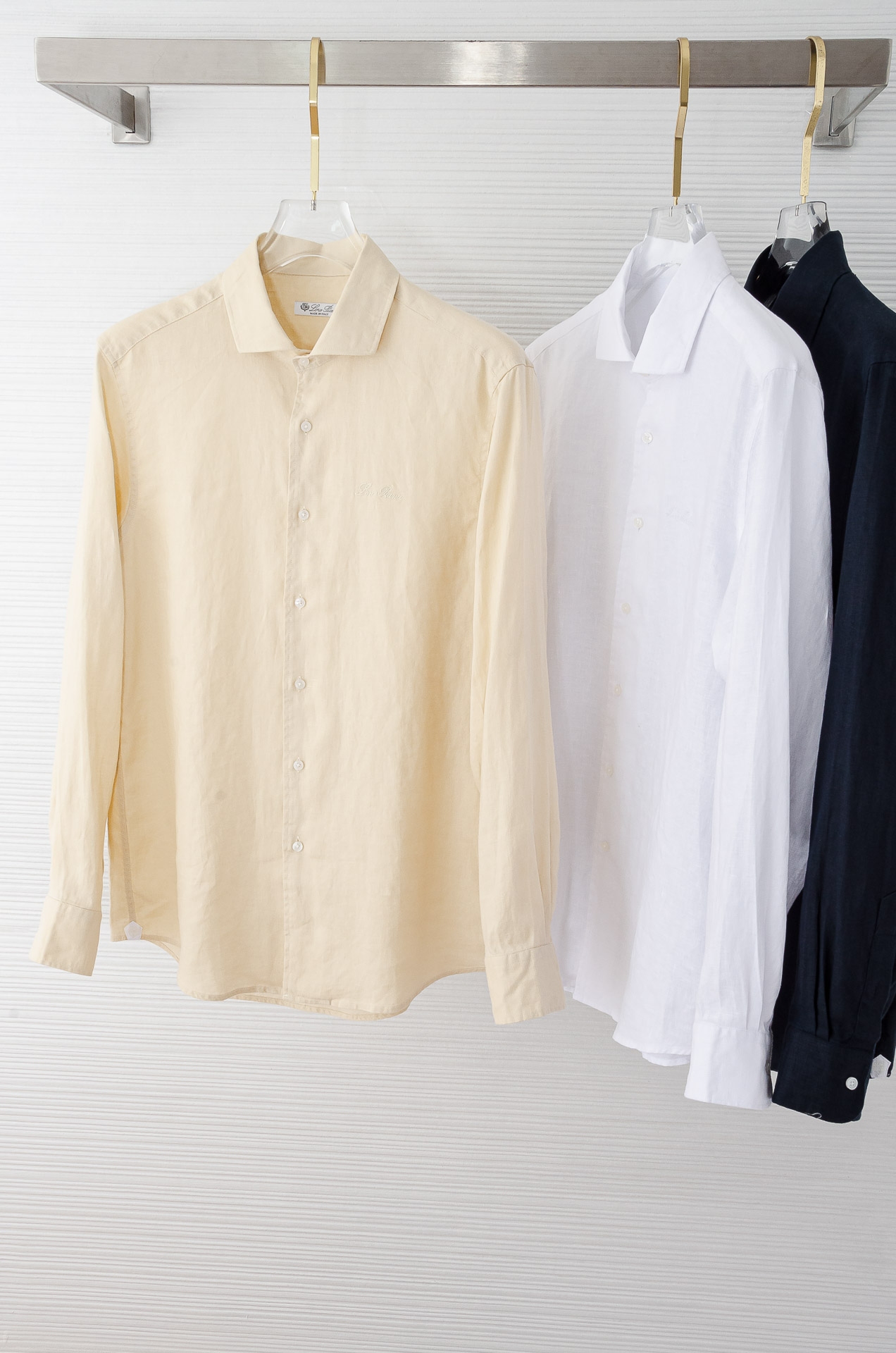 NO:414651,Lor* Piana Men's Simple Business Casual Long Sleeve Shirt! The new LP home linen shirt is boutique in terms of fabric, design and details, and is very suitable for men who pursue quality! Customers supply imported linen fabrics. Linen is known as the 'king of natural fibers'. The fabric is heavy, thick and durable. Natural fibers have good sustainability and conform to the current concept of environmental protection and sustainable fashion. It has strong hygroscopicity, can quickly absorb and disperse human sweat, and keep it dry at all times; natural antibacterial and mites, effectively inhibit bacterial growth, protect the health of the wearer; excellent anti-ultraviolet function, providing considerate protection for the skin. Compared with common cotton-linen blends or other material shirts, it has significant advantages and is the best choice for consumers who pursue high-quality products. Adopting a classic casual style, simple and elegant, without picking on age and figure, casual style cuts to fit the body curve, neither too tight nor loose, showing the wearer's confidence and calmness. Following the brand's core concept 'practical is luxury', with minimalism and functional details without redundant decoration as the core, the 'hidden luxury' attitude of the old Qian style is integrated into every cutting. The double pocket design is not only an extension of functionality, but also a low-key texture with precise proportions and obscure craftsmanship. The no logo design further weakens symbolic expression, and only uses three-dimensional cut outline to highlight pragmatic aesthetics, echoing the aesthetic logic of 'hiding cleverness in clumsiness' of the old Qian style. The details show craftsmanship, and each design reveals the persistence and pursuit of quality. Size 46/S-54/2XL,,loro piano,shirts,alexander wang19860909Lor* Piana 男士简约商务休闲长袖衬衫！LP家新款亚麻衬衫无论是在面料、设计还是细节处理上,都堪称精品,非常适合追求品质的男士！客供进口亚麻面料,亚麻被誉为“天然纤维之王”,面料克重足,质地厚实且耐用.天然纤维,具有良好的可持续性,符合当下环保与可持续时尚的理念.其吸湿性强,能迅速吸收并散发人体汗液,时刻保持干爽；天然抗菌防螨,有效抑制细菌滋生,呵护穿着者健康；抗紫外线功能卓越,为肌肤提供贴心防护.相比常见棉麻混纺或其他材质衬衫,优势显著,是追求高品质产品的消费者的不二之选. 采用经典休闲版型,简约大气,不挑年龄与身材,休闲版型裁剪,贴合身体曲线,既不过分紧绷,也不显得松垮,展现出穿着者的自信与从容.遵从品牌的核心理念“实用即奢华”,以无冗余装饰的极简主义与功能性细节为核心,将老钱风的“隐奢”态度融入每一处裁剪.双口袋的设计不仅是功能性的延伸,更以精准比例和隐晦工艺传递低调质感,无Logo设计进一步弱化符号表达,仅以立体裁剪的轮廓彰显实用主义美学,呼应老钱风“藏巧于拙”的审美逻辑.细节之处彰显匠心,每一处设计都透露出对品质的执着与追求  尺码46/S-54/2XL,,loro piana,shirts,alexander wang,Men's clothing