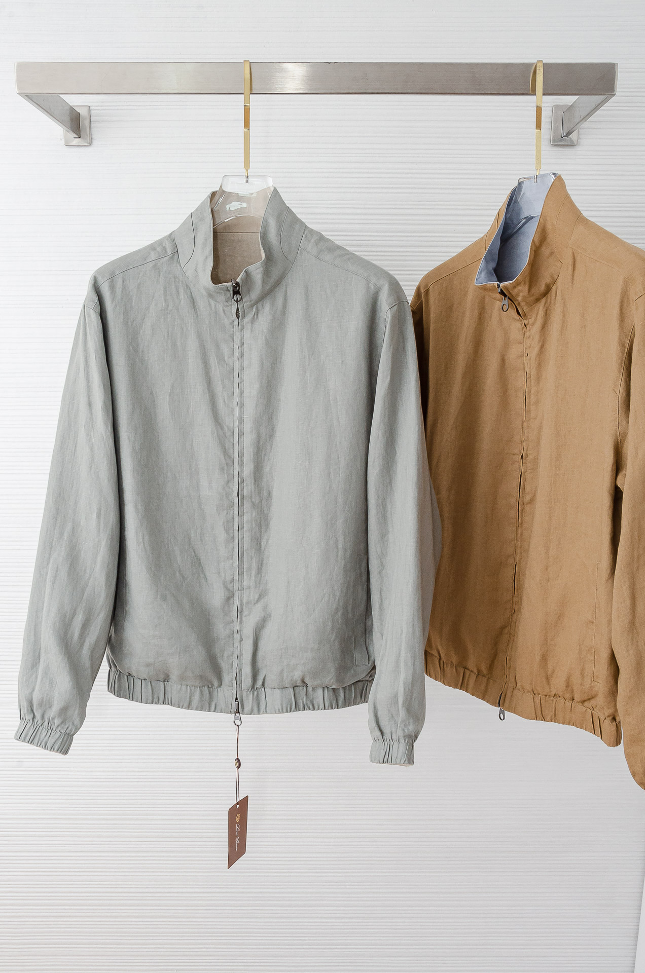 NO:414658,-LSS new [Double-sided wear] Bomber Jacket This bomber jacket made of linen fabric cleverly combines casual and sporty silhouettes with exquisite materials. The characteristic weaving of the fabric enhances the natural characteristics of the yarn and gives the clothing a light and authentic appearance. Details such as stand collars and zipper plackets enrich the design sense of the classic style. Number of 46 48 50 52 54 56,,jackets & coats,alexander wang19860909-LSS新款【双面穿】飞行员夹克 这款采用亚麻面料制作的飞行员夹克,将休闲运动风格的廓形与精致材质巧妙结合.面料的特色编织增强了纱线的自然特性,赋予服装轻盈而真实的外观.立领和拉链开襟等细节丰富了经典版型的设计感. 码数46 48 50 52 54 56,,jackets & coats,alexander wang,Men's clothing