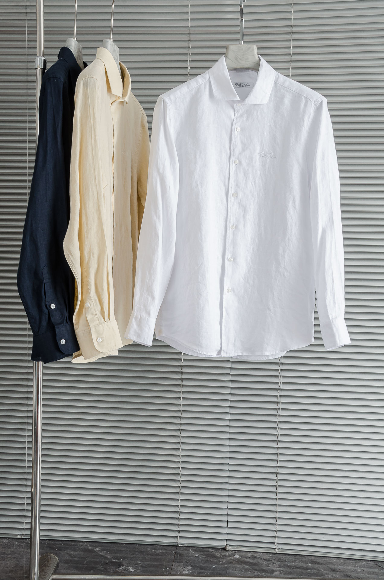 NO:451248,New# Lor* Piana Men's Simple Business Casual Long Sleeve Shirt! The new LP home linen shirt is boutique in terms of fabric, design and details, and is very suitable for men who pursue quality! Customers supply imported linen fabrics. Linen is known as the 'king of natural fibers'. The fabric is heavy, thick and durable. Natural fibers have good sustainability and conform to the current concept of environmental protection and sustainable fashion. It has strong hygroscopicity, can quickly absorb and disperse human sweat, and keep it dry at all times; natural antibacterial and mites, effectively inhibit bacterial growth, protect the health of the wearer; excellent anti-ultraviolet function, providing considerate protection for the skin. Compared with common cotton-linen blends or other material shirts, it has significant advantages and is the best choice for consumers who pursue high-quality products. Adopting a classic casual style, simple and elegant, without picking on age and figure, casual style cuts to fit the body curve, neither too tight nor loose, showing the wearer's confidence and calmness. Following the brand's core concept 'practical is luxury', with minimalism and functional details without redundant decoration as the core, the 'hidden luxury' attitude of the old Qian style is integrated into every cutting. The double pocket design is not only an extension of functionality, but also a low-key texture with precise proportions and obscure craftsmanship. The no logo design further weakens symbolic expression, and only uses three-dimensional cut outline to highlight pragmatic aesthetics, echoing the aesthetic logic of 'hiding cleverness in clumsiness' of the old Qian style. The details show craftsmanship, and each design reveals the persistence and pursuit of quality. Size 46/S-54/2XL,,loro piano,shirts,alexander wang19860909New# Lor* Piana 男士简约商务休闲长袖衬衫！LP家新款亚麻衬衫无论是在面料、设计还是细节处理上,都堪称精品,非常适合追求品质的男士！客供进口亚麻面料,亚麻被誉为“天然纤维之王”,面料克重足,质地厚实且耐用.天然纤维,具有良好的可持续性,符合当下环保与可持续时尚的理念.其吸湿性强,能迅速吸收并散发人体汗液,时刻保持干爽；天然抗菌防螨,有效抑制细菌滋生,呵护穿着者健康；抗紫外线功能卓越,为肌肤提供贴心防护.相比常见棉麻混纺或其他材质衬衫,优势显著,是追求高品质产品的消费者的不二之选. 采用经典休闲版型,简约大气,不挑年龄与身材,休闲版型裁剪,贴合身体曲线,既不过分紧绷,也不显得松垮,展现出穿着者的自信与从容.遵从品牌的核心理念“实用即奢华”,以无冗余装饰的极简主义与功能性细节为核心,将老钱风的“隐奢”态度融入每一处裁剪.双口袋的设计不仅是功能性的延伸,更以精准比例和隐晦工艺传递低调质感,无Logo设计进一步弱化符号表达,仅以立体裁剪的轮廓彰显实用主义美学,呼应老钱风“藏巧于拙”的审美逻辑.细节之处彰显匠心,每一处设计都透露出对品质的执着与追求  尺码46/S-54/2XL,,loro piana,shirts,alexander wang,Men's clothing