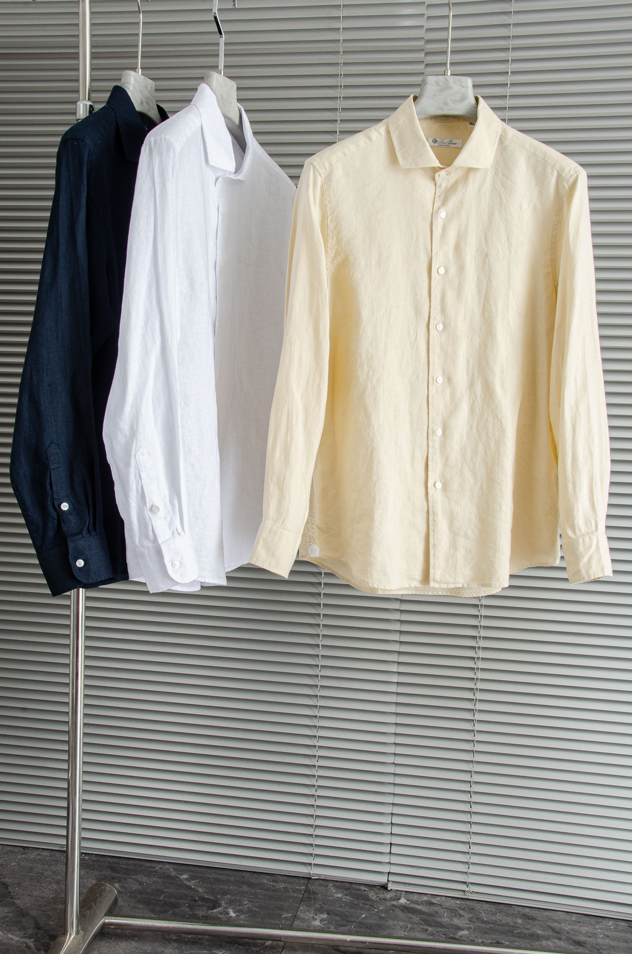 NO:451261,New# Lor* Piana Men's Simple Business Casual Long Sleeve Shirt! The new LP home linen shirt is boutique in terms of fabric, design and details, and is very suitable for men who pursue quality! Customers supply imported linen fabrics. Linen is known as the 'king of natural fibers'. The fabric is heavy, thick and durable. Natural fibers have good sustainability and conform to the current concept of environmental protection and sustainable fashion. It has strong hygroscopicity, can quickly absorb and disperse human sweat, and keep it dry at all times; natural antibacterial and mites, effectively inhibit bacterial growth, protect the health of the wearer; excellent anti-ultraviolet function, providing considerate protection for the skin. Compared with common cotton-linen blends or other material shirts, it has significant advantages and is the best choice for consumers who pursue high-quality products. Adopting a classic casual style, simple and elegant, without picking on age and figure, casual style cuts to fit the body curve, neither too tight nor loose, showing the wearer's confidence and calmness. Following the brand's core concept 'practical is luxury', with minimalism and functional details without redundant decoration as the core, the 'hidden luxury' attitude of the old Qian style is integrated into every cutting. The double pocket design is not only an extension of functionality, but also a low-key texture with precise proportions and obscure craftsmanship. The no logo design further weakens symbolic expression, and only uses three-dimensional cut outline to highlight pragmatic aesthetics, echoing the aesthetic logic of 'hiding cleverness in clumsiness' of the old Qian style. The details show craftsmanship, and each design reveals the persistence and pursuit of quality. Size 46/S-54/2XL,,loro piano,shirts,alexander wang19860909New# Lor* Piana 男士简约商务休闲长袖衬衫！LP家新款亚麻衬衫无论是在面料、设计还是细节处理上,都堪称精品,非常适合追求品质的男士！客供进口亚麻面料,亚麻被誉为“天然纤维之王”,面料克重足,质地厚实且耐用.天然纤维,具有良好的可持续性,符合当下环保与可持续时尚的理念.其吸湿性强,能迅速吸收并散发人体汗液,时刻保持干爽；天然抗菌防螨,有效抑制细菌滋生,呵护穿着者健康；抗紫外线功能卓越,为肌肤提供贴心防护.相比常见棉麻混纺或其他材质衬衫,优势显著,是追求高品质产品的消费者的不二之选. 采用经典休闲版型,简约大气,不挑年龄与身材,休闲版型裁剪,贴合身体曲线,既不过分紧绷,也不显得松垮,展现出穿着者的自信与从容.遵从品牌的核心理念“实用即奢华”,以无冗余装饰的极简主义与功能性细节为核心,将老钱风的“隐奢”态度融入每一处裁剪.双口袋的设计不仅是功能性的延伸,更以精准比例和隐晦工艺传递低调质感,无Logo设计进一步弱化符号表达,仅以立体裁剪的轮廓彰显实用主义美学,呼应老钱风“藏巧于拙”的审美逻辑.细节之处彰显匠心,每一处设计都透露出对品质的执着与追求  尺码46/S-54/2XL,,loro piana,shirts,alexander wang,Men's clothing