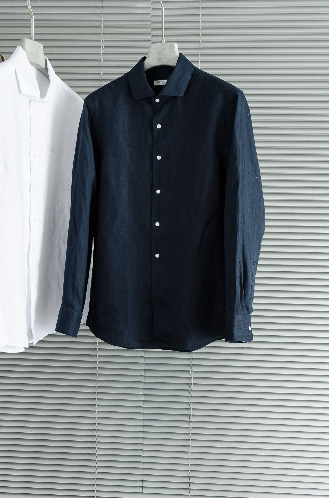 NO:451254,New# Lor* Piana Men's Simple Business Casual Long Sleeve Shirt! The new LP home linen shirt is boutique in terms of fabric, design and details, and is very suitable for men who pursue quality! Customers supply imported linen fabrics. Linen is known as the 'king of natural fibers'. The fabric is heavy, thick and durable. Natural fibers have good sustainability and conform to the current concept of environmental protection and sustainable fashion. It has strong hygroscopicity, can quickly absorb and disperse human sweat, and keep it dry at all times; natural antibacterial and mites, effectively inhibit bacterial growth, protect the health of the wearer; excellent anti-ultraviolet function, providing considerate protection for the skin. Compared with common cotton-linen blends or other material shirts, it has significant advantages and is the best choice for consumers who pursue high-quality products. Adopting a classic casual style, simple and elegant, without picking on age and figure, casual style cuts to fit the body curve, neither too tight nor loose, showing the wearer's confidence and calmness. Following the brand's core concept 'practical is luxury', with minimalism and functional details without redundant decoration as the core, the 'hidden luxury' attitude of the old Qian style is integrated into every cutting. The double pocket design is not only an extension of functionality, but also a low-key texture with precise proportions and obscure craftsmanship. The no logo design further weakens symbolic expression, and only uses three-dimensional cut outline to highlight pragmatic aesthetics, echoing the aesthetic logic of 'hiding cleverness in clumsiness' of the old Qian style. The details show craftsmanship, and each design reveals the persistence and pursuit of quality. Size 46/S-54/2XL,,loro piano,shirts,alexander wang19860909New#  Lor* Piana 男士简约商务休闲长袖衬衫！LP家新款亚麻衬衫无论是在面料、设计还是细节处理上,都堪称精品,非常适合追求品质的男士！客供进口亚麻面料,亚麻被誉为“天然纤维之王”,面料克重足,质地厚实且耐用.天然纤维,具有良好的可持续性,符合当下环保与可持续时尚的理念.其吸湿性强,能迅速吸收并散发人体汗液,时刻保持干爽；天然抗菌防螨,有效抑制细菌滋生,呵护穿着者健康；抗紫外线功能卓越,为肌肤提供贴心防护.相比常见棉麻混纺或其他材质衬衫,优势显著,是追求高品质产品的消费者的不二之选. 采用经典休闲版型,简约大气,不挑年龄与身材,休闲版型裁剪,贴合身体曲线,既不过分紧绷,也不显得松垮,展现出穿着者的自信与从容.遵从品牌的核心理念“实用即奢华”,以无冗余装饰的极简主义与功能性细节为核心,将老钱风的“隐奢”态度融入每一处裁剪.双口袋的设计不仅是功能性的延伸,更以精准比例和隐晦工艺传递低调质感,无Logo设计进一步弱化符号表达,仅以立体裁剪的轮廓彰显实用主义美学,呼应老钱风“藏巧于拙”的审美逻辑.细节之处彰显匠心,每一处设计都透露出对品质的执着与追求  尺码46/S-54/2XL,,loro piana,shirts,alexander wang,Men's clothing