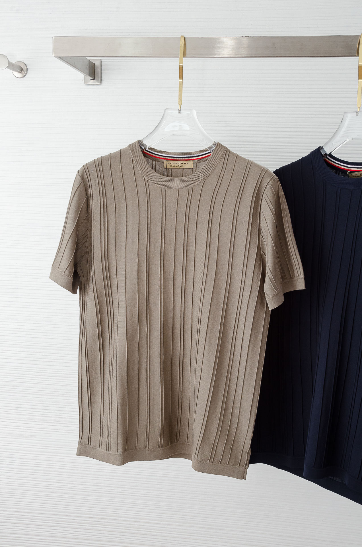 巴宝莉BURBERRY  2025ss春夏新品 男士针织圆领短袖衫！采用纤维超细与高弹的伊力特纱线织造而