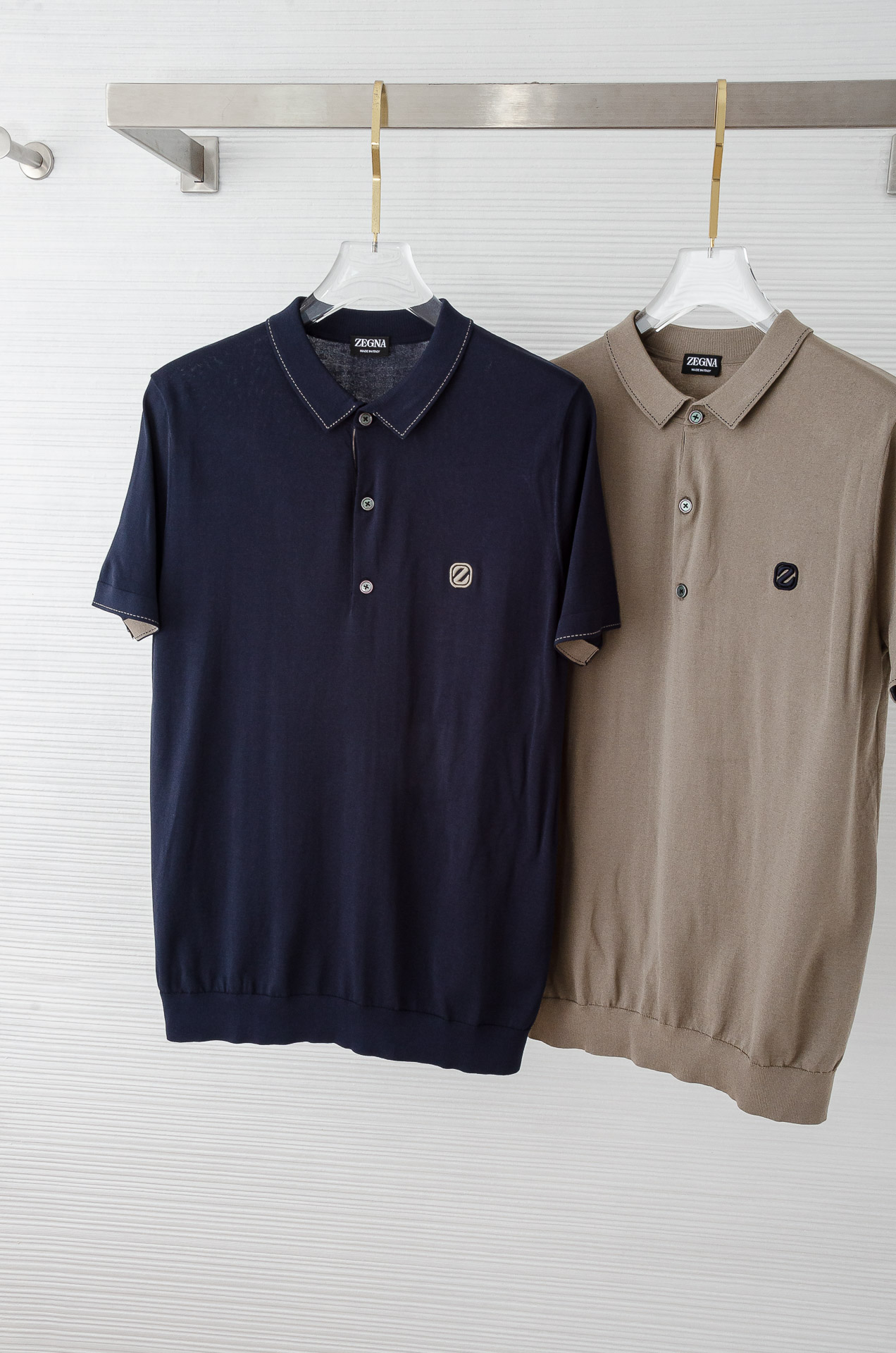 zeg#* na 2025ss春夏新品 男士针织翻领短袖衫！采用纤维超细与高弹的伊力特纱线织造而成，质感