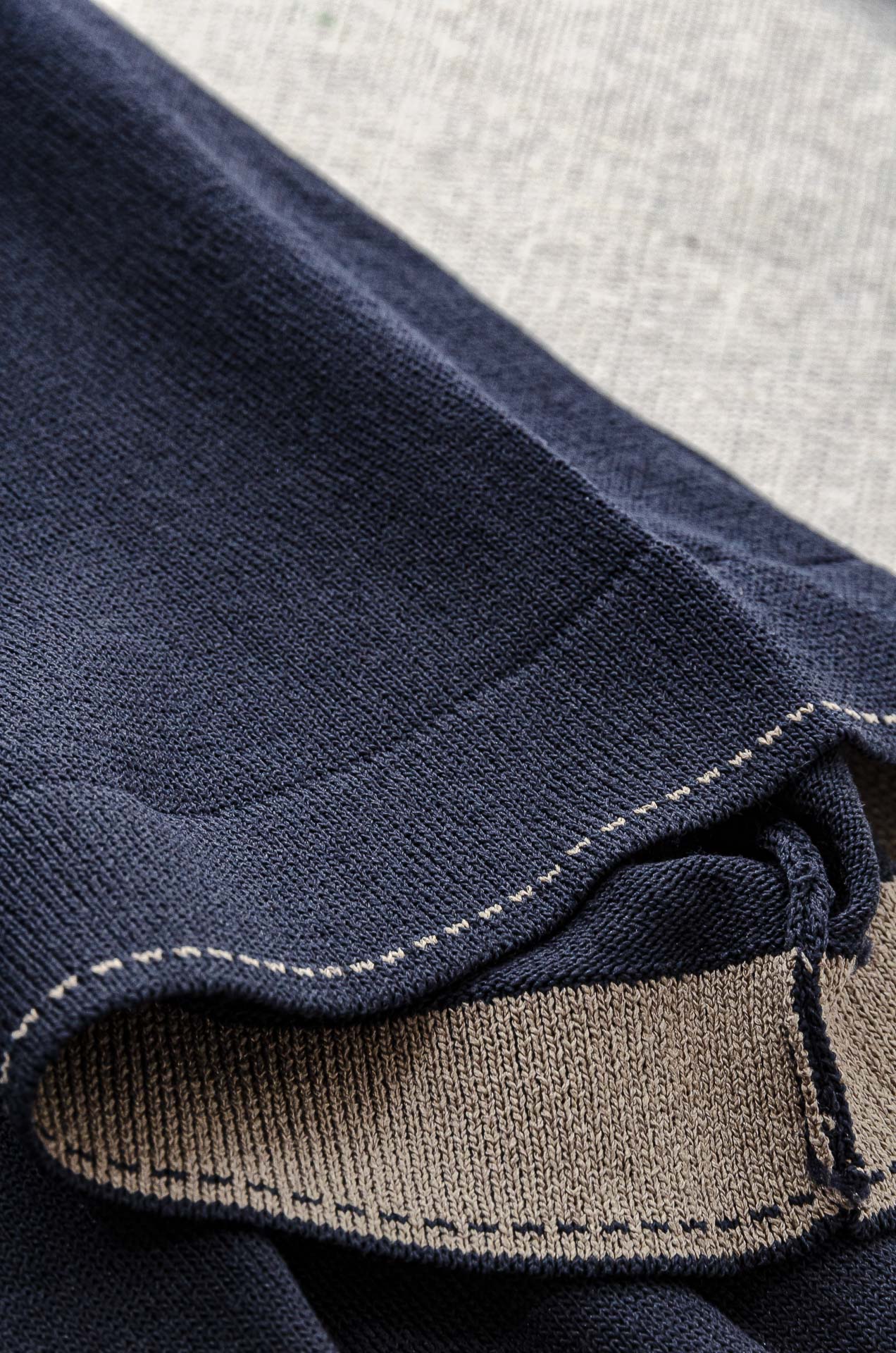 zeg#* na 2025ss春夏新品 男士针织翻领短袖衫！采用纤维超细与高弹的伊力特纱线织造而成，质感