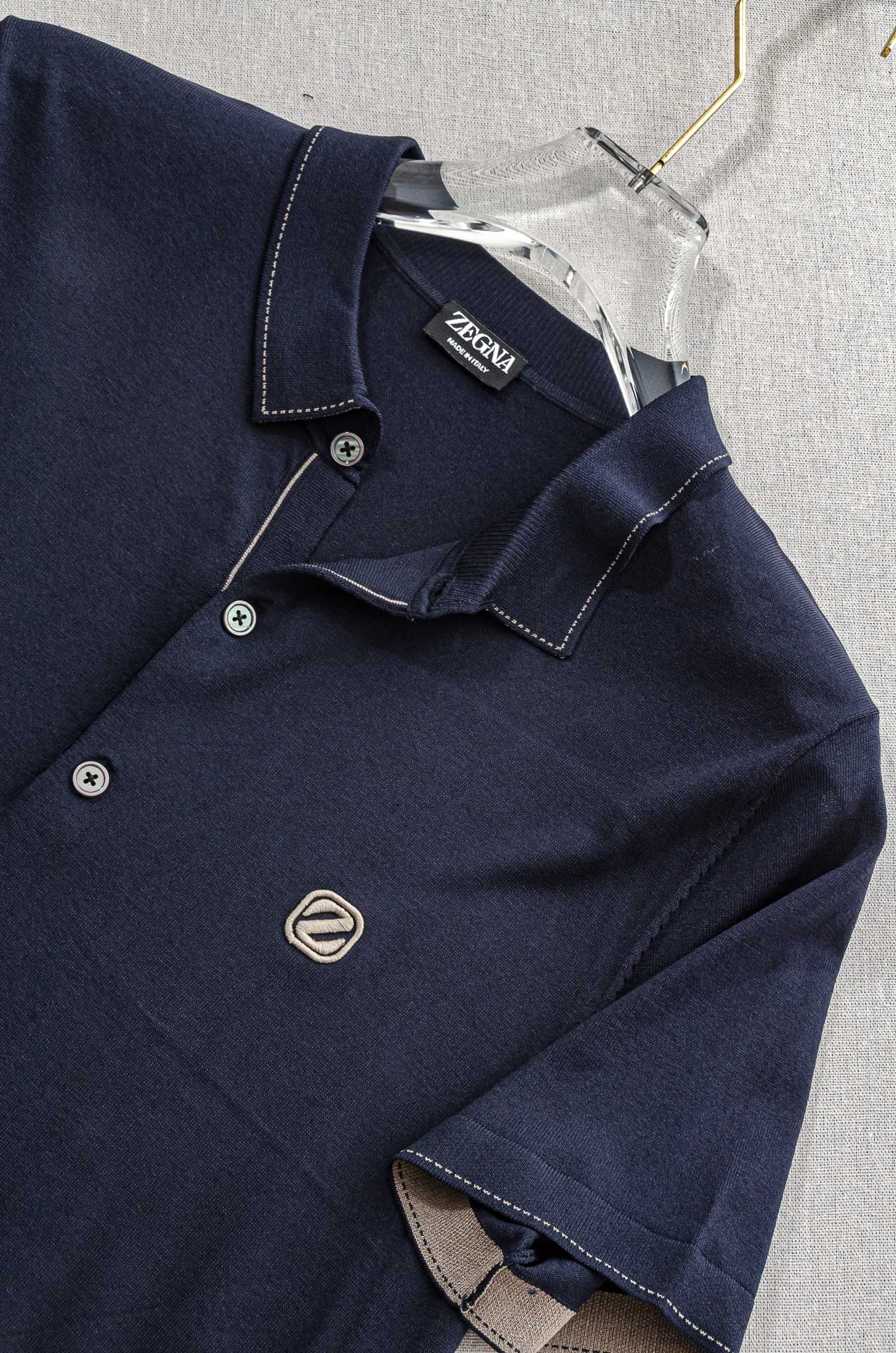 zeg#* na 2025ss春夏新品 男士针织翻领短袖衫！采用纤维超细与高弹的伊力特纱线织造而成，质感