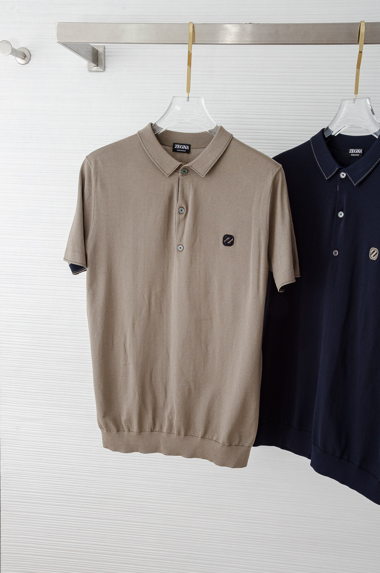 zeg#* na 2025ss春夏新品 男士针织翻领短袖衫！采用纤维超细与高弹的伊力特纱线织造而成，质感