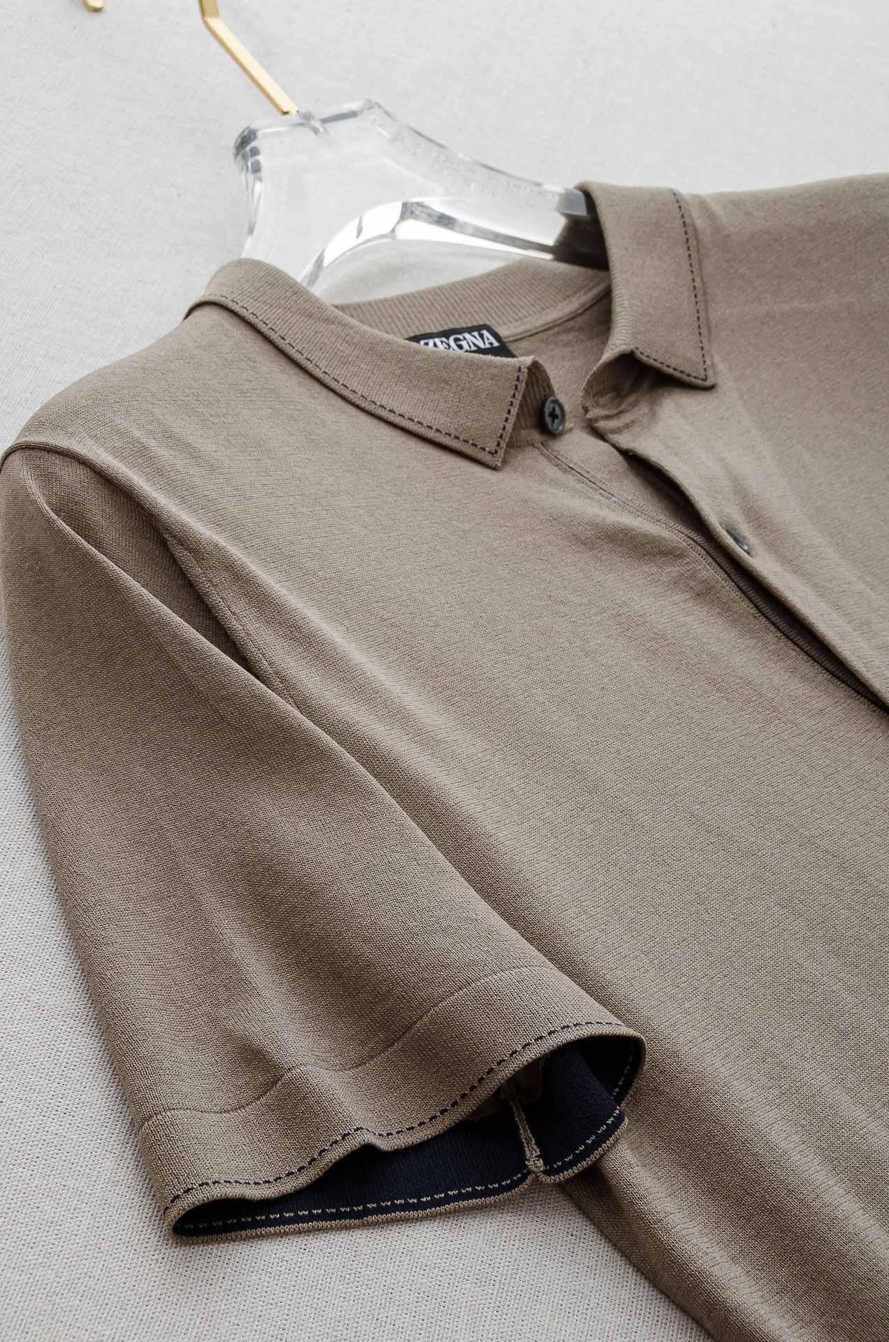 zeg#* na 2025ss春夏新品 男士针织翻领短袖衫！采用纤维超细与高弹的伊力特纱线织造而成，质感