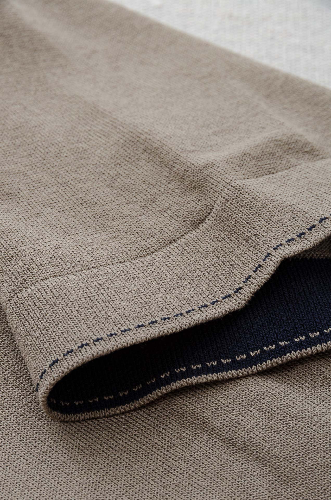 zeg#* na 2025ss春夏新品 男士针织翻领短袖衫！采用纤维超细与高弹的伊力特纱线织造而成，质感