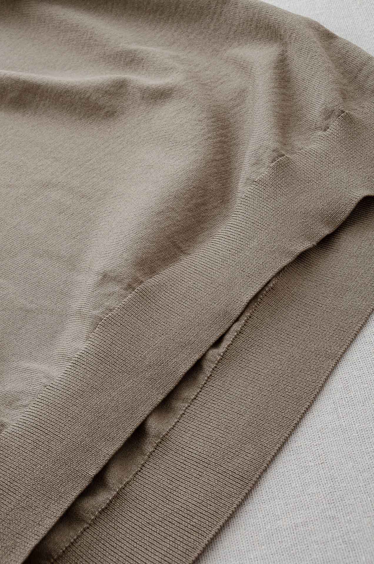 zeg#* na 2025ss春夏新品 男士针织翻领短袖衫！采用纤维超细与高弹的伊力特纱线织造而成，质感