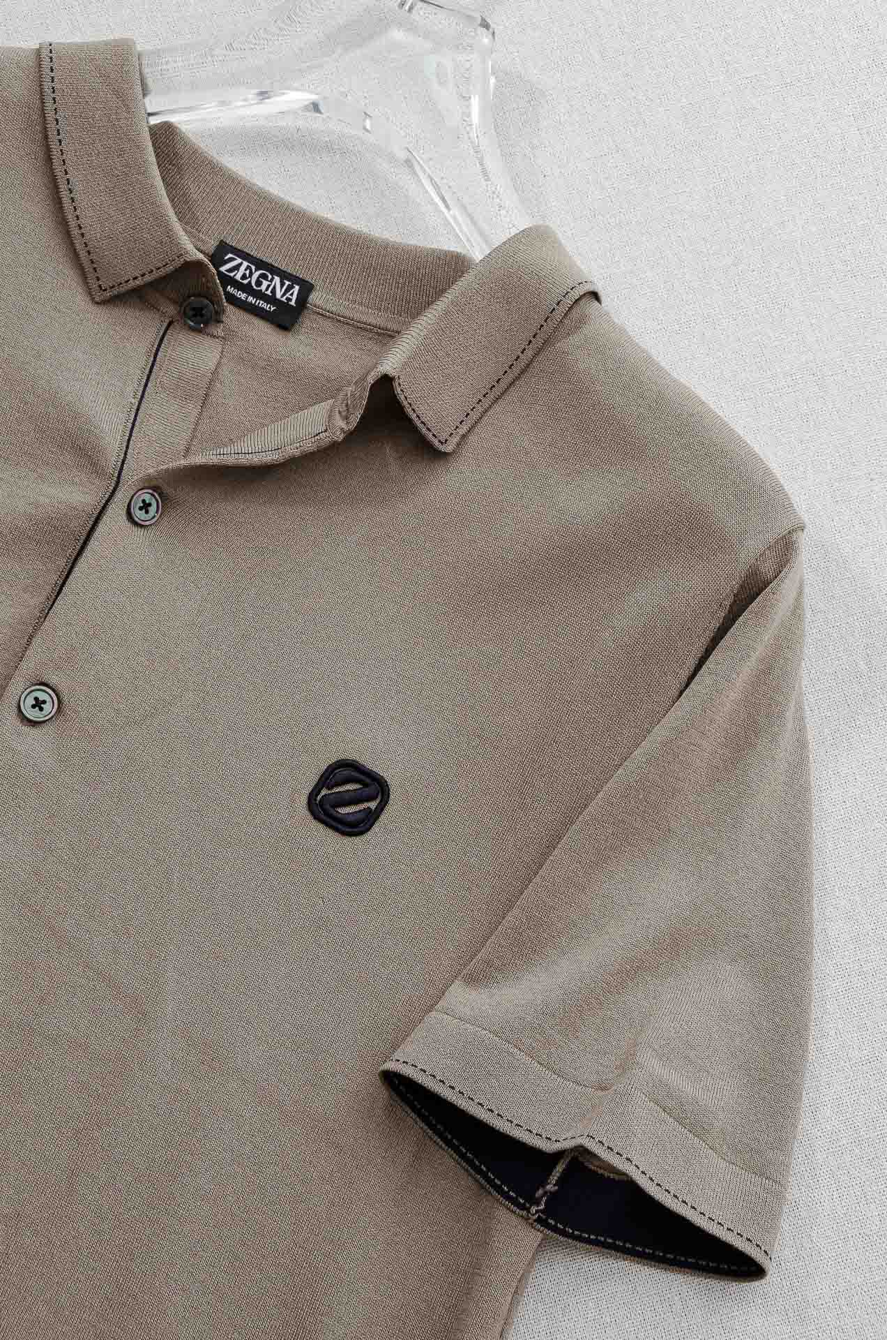 zeg#* na 2025ss春夏新品 男士针织翻领短袖衫！采用纤维超细与高弹的伊力特纱线织造而成，质感