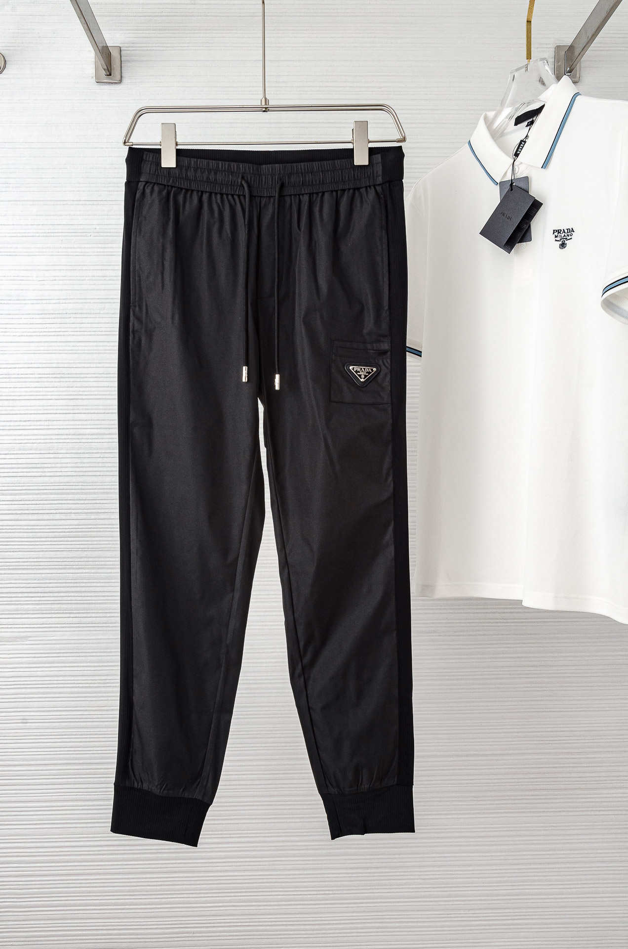 NO:449454,Prad#* a. The latest lightweight cotton casual pants in spring and summer #The new style with super formal style and unrivaled top body is definitely the most worthy style in spring and summer to buy!  It is comfortable to wear, quickly sweat and absorb moisture, and improves overall comfort!  Suitable for wearing under aerobics and trail running conditions, allowing you to naturally maintain a love for sports in summer and also wear it in your leisure life!  Perfectly show the unique charm and style of the brand!  These casual pants are the perfect combination of stylish casual and outdoor sports, so whether you wear them normally or outdoors, it is your best choice!  Two colors enter!  Size M-3XL, prada, alexander wang19860909Prad#* a. 普*拉*达2025SS 春夏最新轻薄款棉质休闲裤#版型超正、上身无敌帅气的新款裤装,绝对是春夏季最值得闭眼入手的款式！着身舒爽、快速排汗吸湿,提升整体舒适度！适合有氧运动和越野跑条件下穿着,让你在夏天自然可以保持对运动热爱,也可以在休闲生活中穿着！完美展现出品牌独有的魅力与格调！这款休闲裤是时尚休闲与户外运动的完美结合,所以无论您平时穿或者户外穿都是您的最佳选择！两色入！尺码M-3XL,,prada,alexander wang,Men's clothing